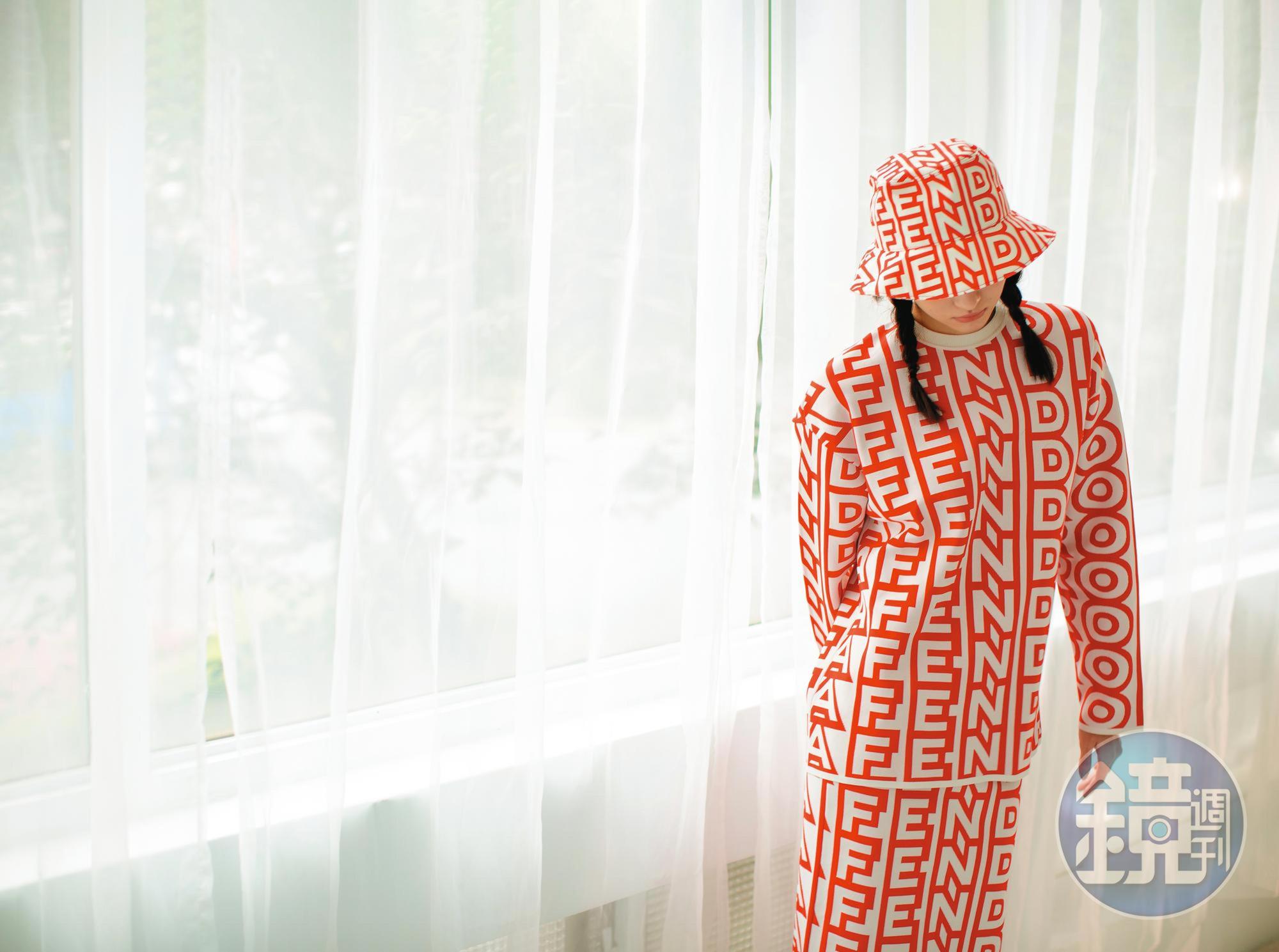 新年系列上衣 NT$47,000 by FENDI／新年系列針織裙 NT$43,000 by FENDI／新年系列漁夫帽 NT$17,800 by FENDI