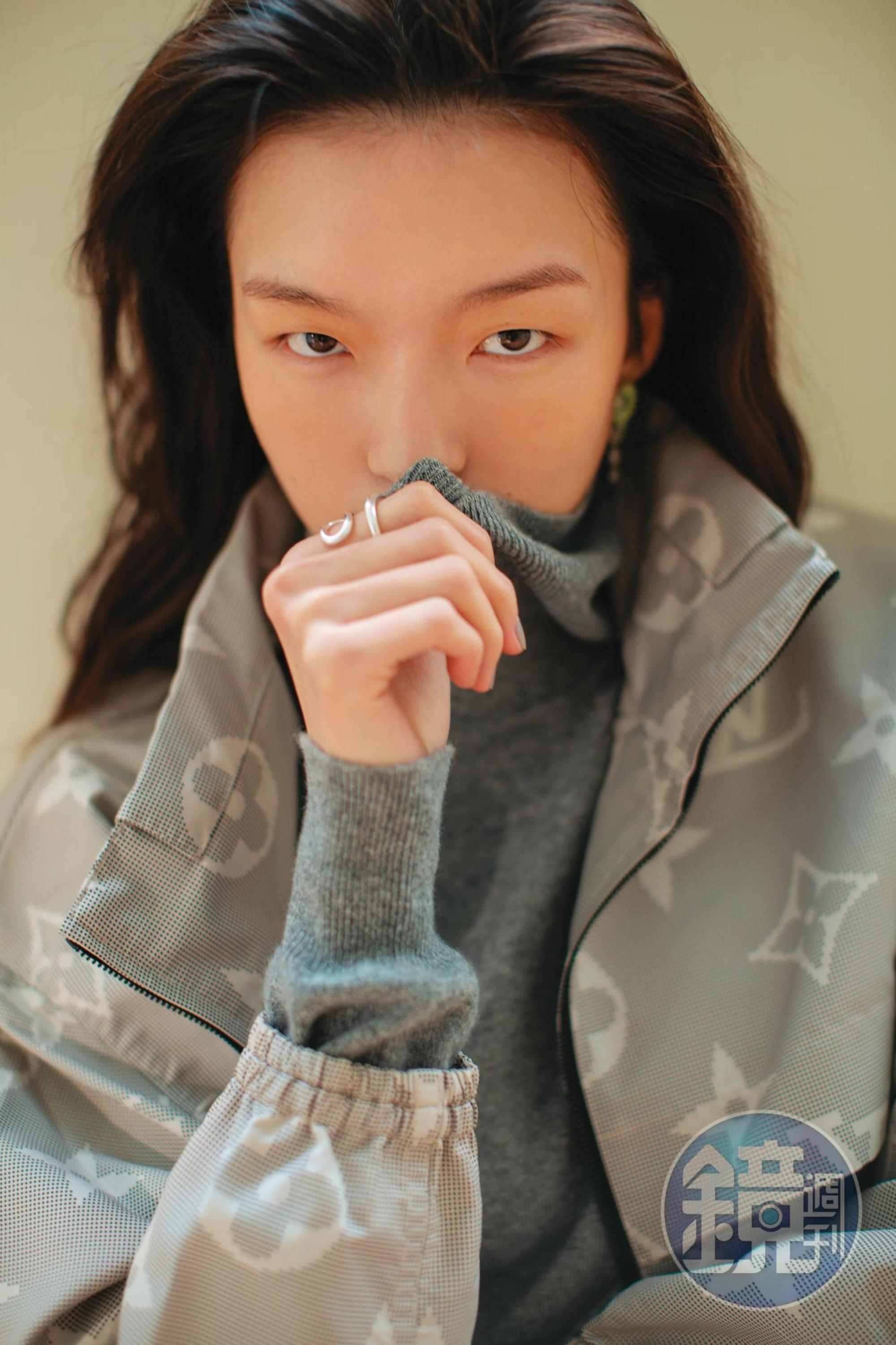 Logo外套 NT$39,000 by LOUIS VUITTON／高領毛衣 NT$14,800 by LOUIS VUITTON／DAISY耳環 NT$10,000 by GEORG JENSEN／MERCY戒指 NT$7,800 by GEORG JENSEN