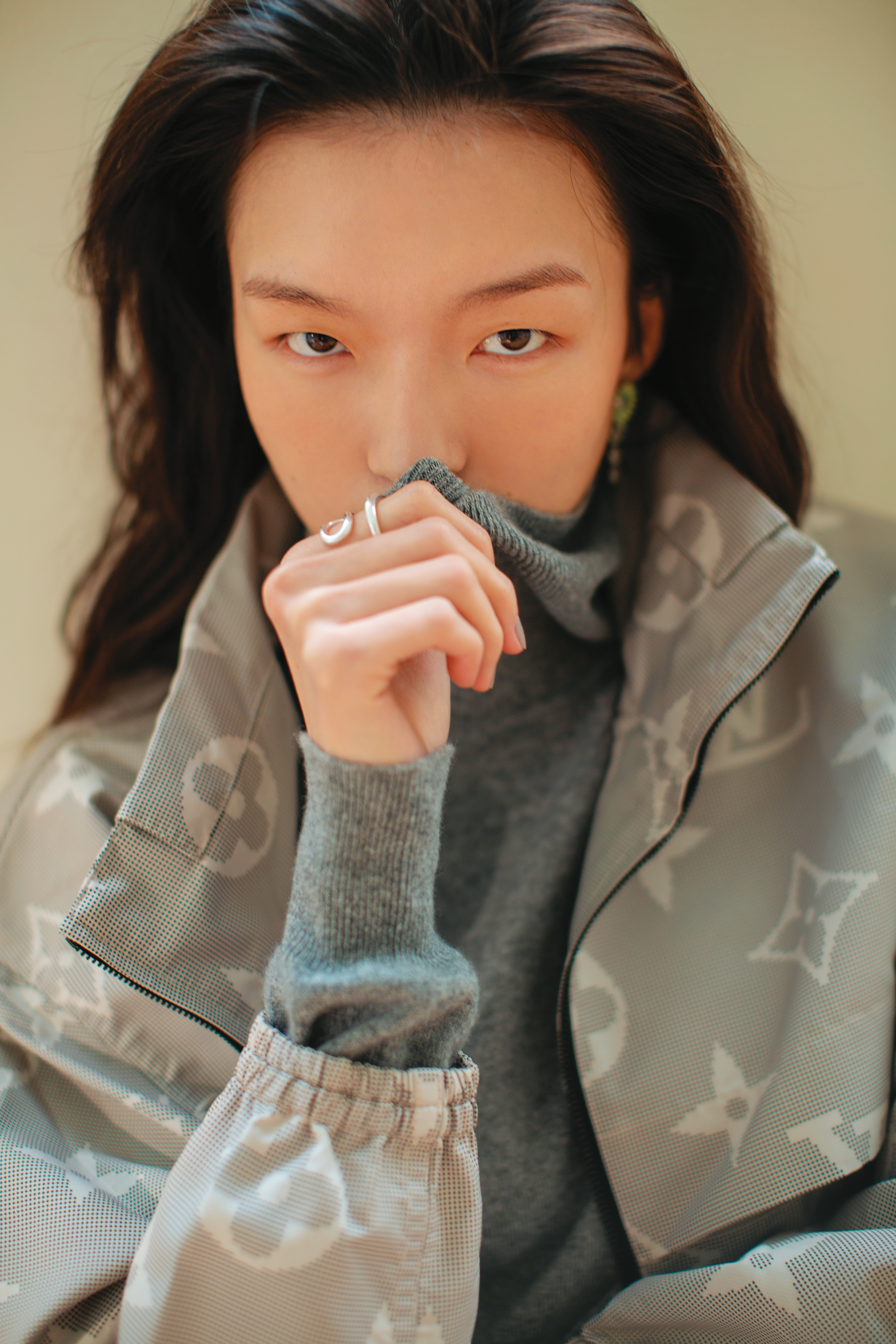 Logo外套 NT$39,000 by LOUIS VUITTON／高領毛衣 NT$14,800 by LOUIS VUITTON／DAISY耳環 NT$10,000 by GEORG JENSEN／MERCY戒指 NT$7,800 by GEORG JENSEN