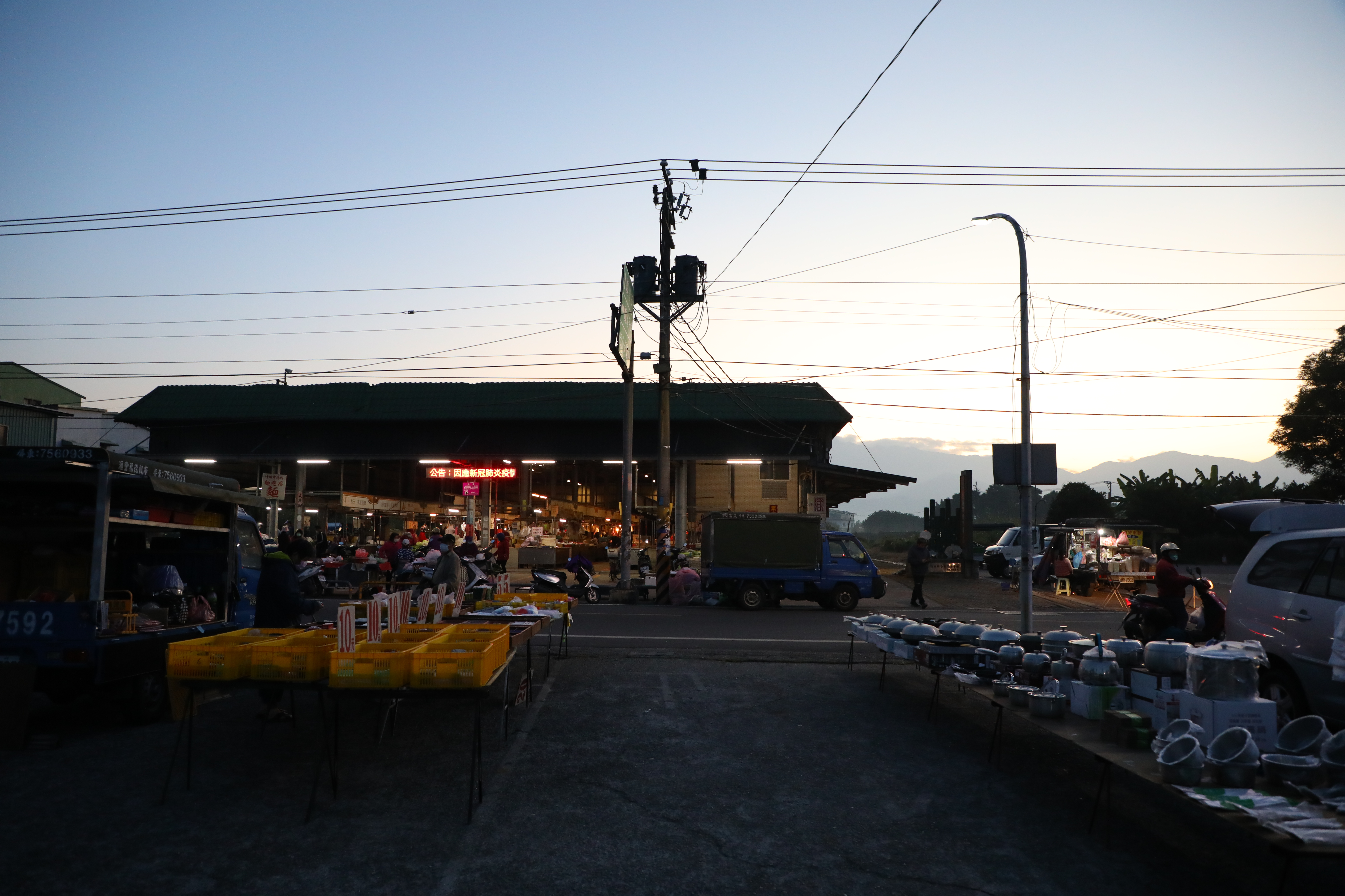 竹田市場早上4點半就開張，9點左右散場，要逛得趁早。