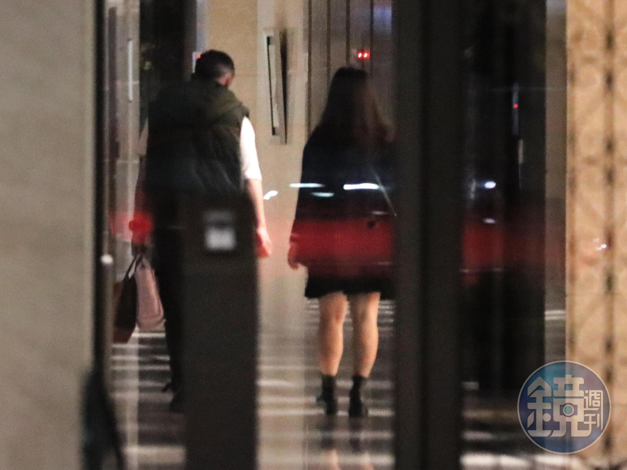 23:10 女友(右)氣消後,才和馬國賢(左)一起回家。