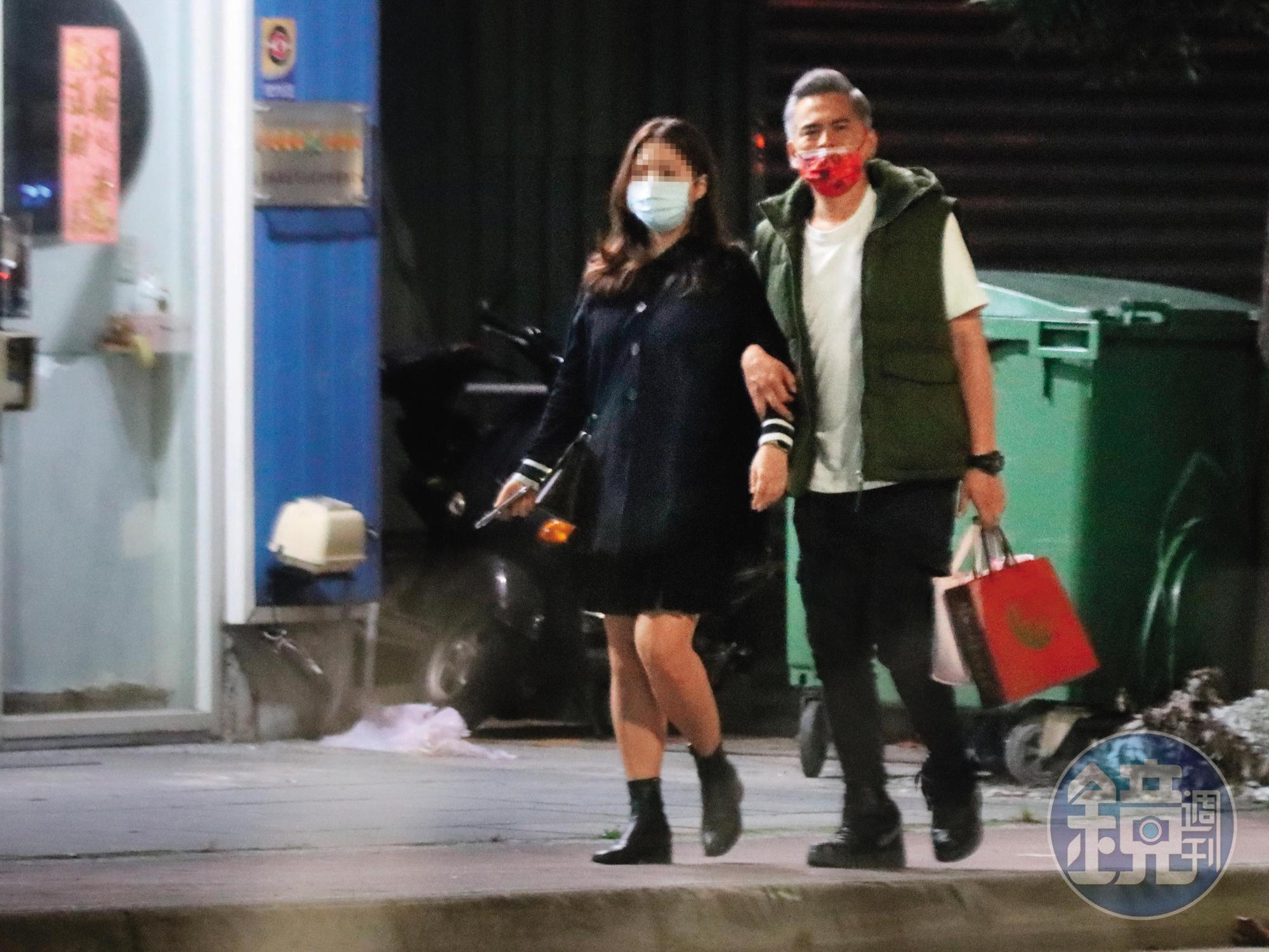 1/12 23:08 馬國賢(右)勾著女友(左)的手步行返家。