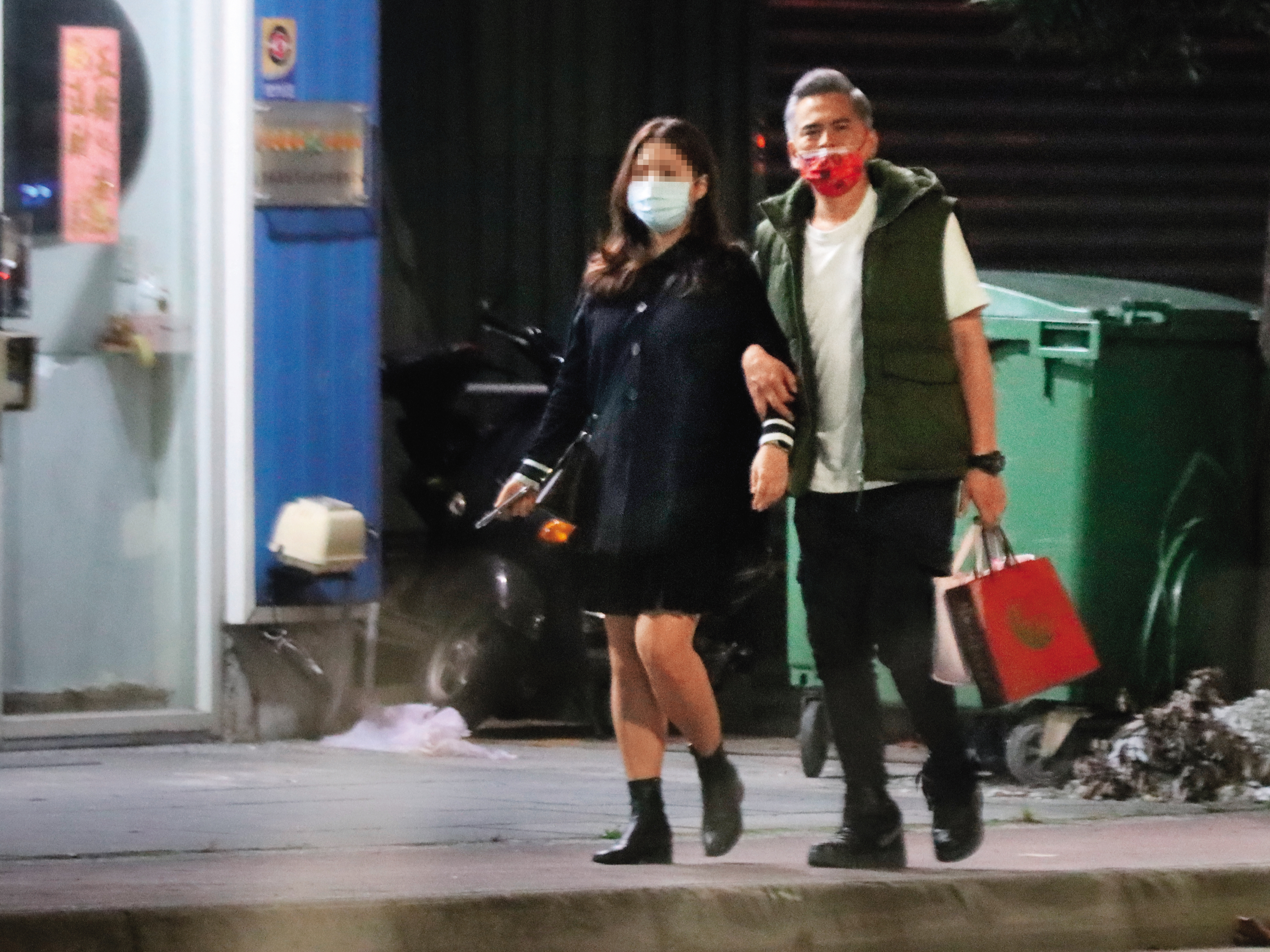 1/12 23：08 馬國賢（右）勾著女友（左）的手步行返家。