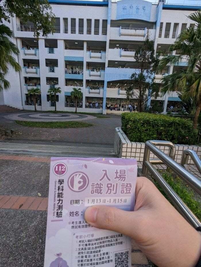 學測裸考的大叔分享在考場的小故事引起網友熱議。（翻攝自Dcard）
