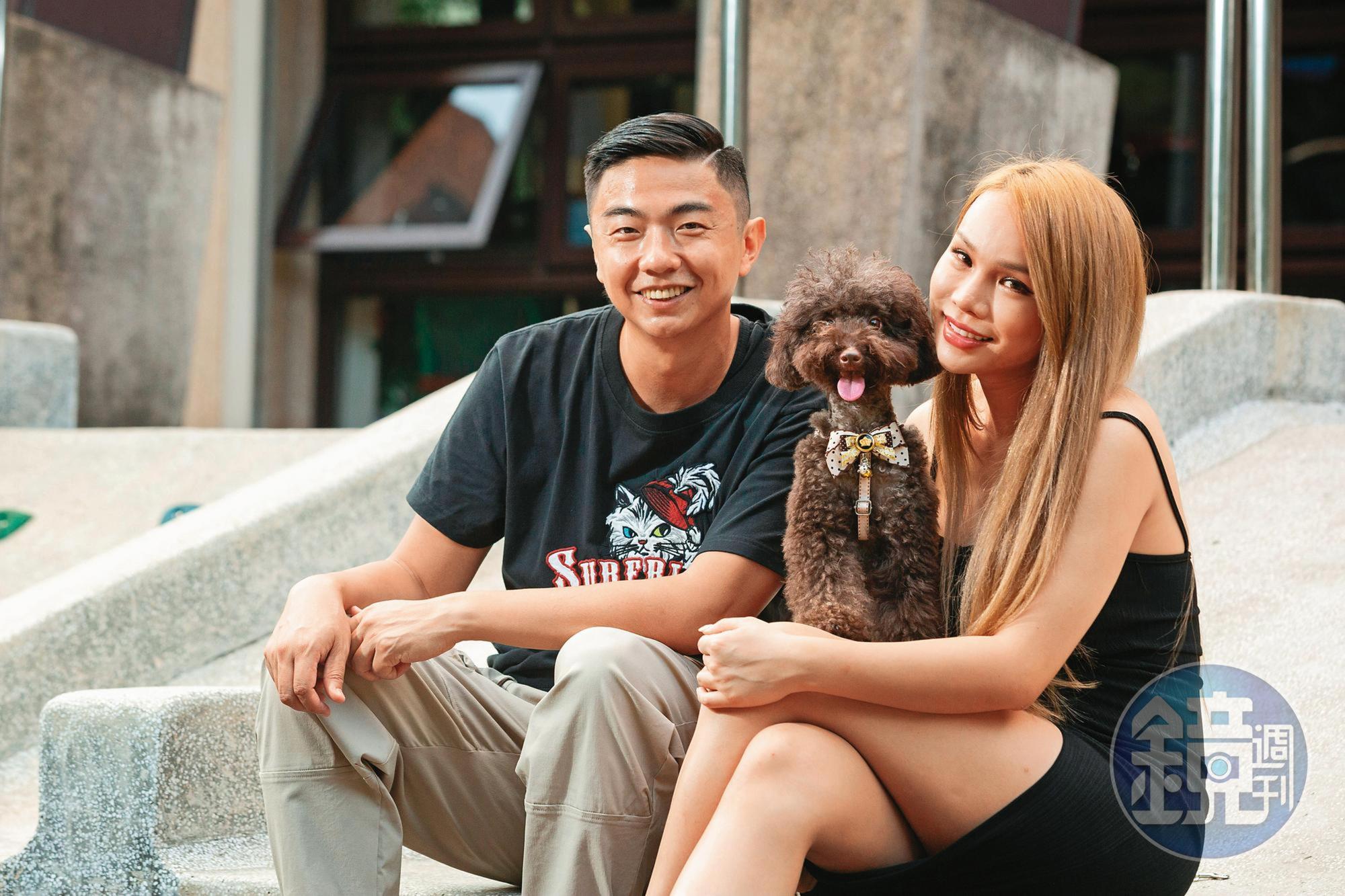 小A辣(右)帶著4歲貴賓犬Lucky上〈熊爸估狗〉,熱情的Lucky看到熊爸(左)非常興奮。