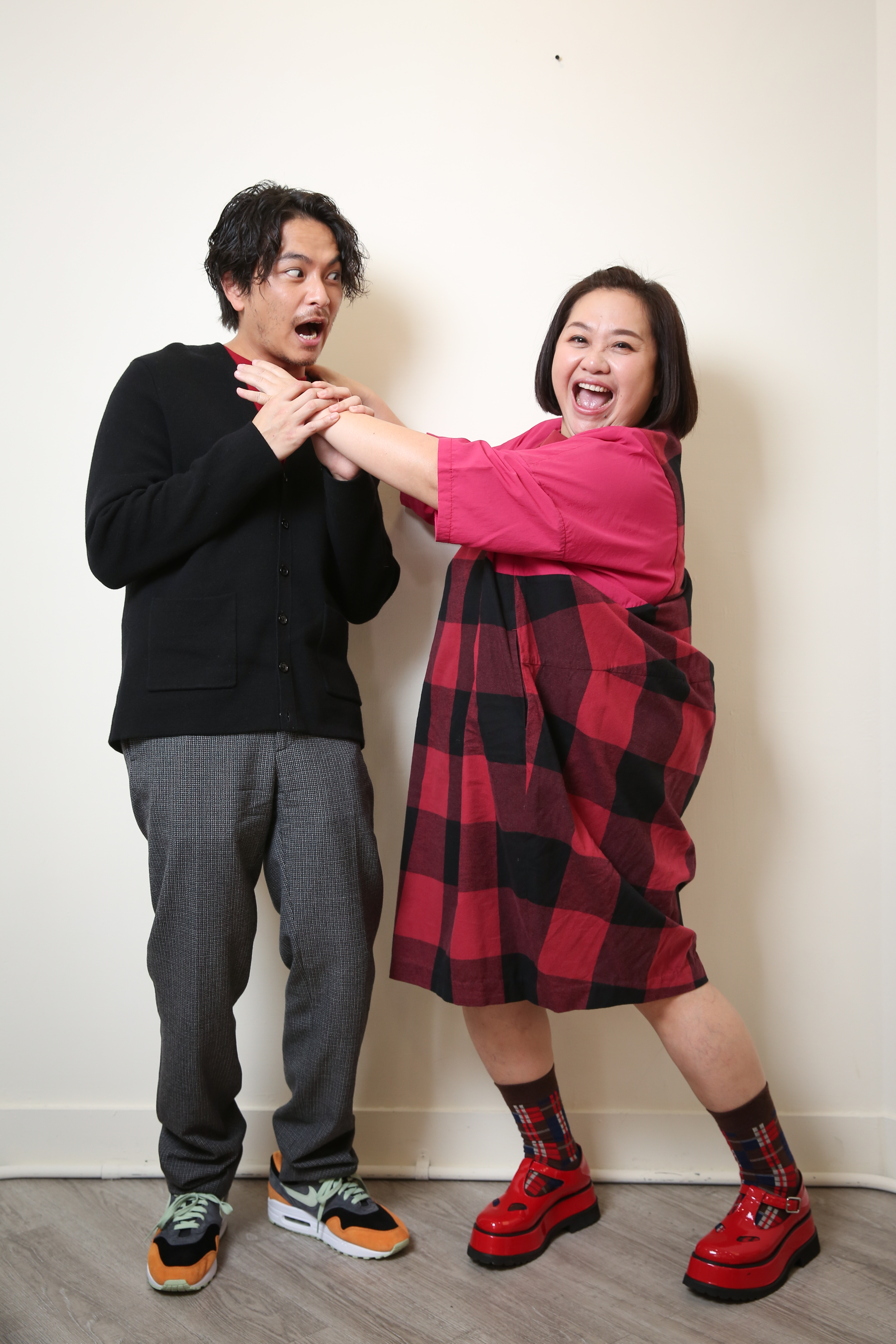 兩人片中分飾不成材的兒子與愛追星的老媽，惹出不少笑料。