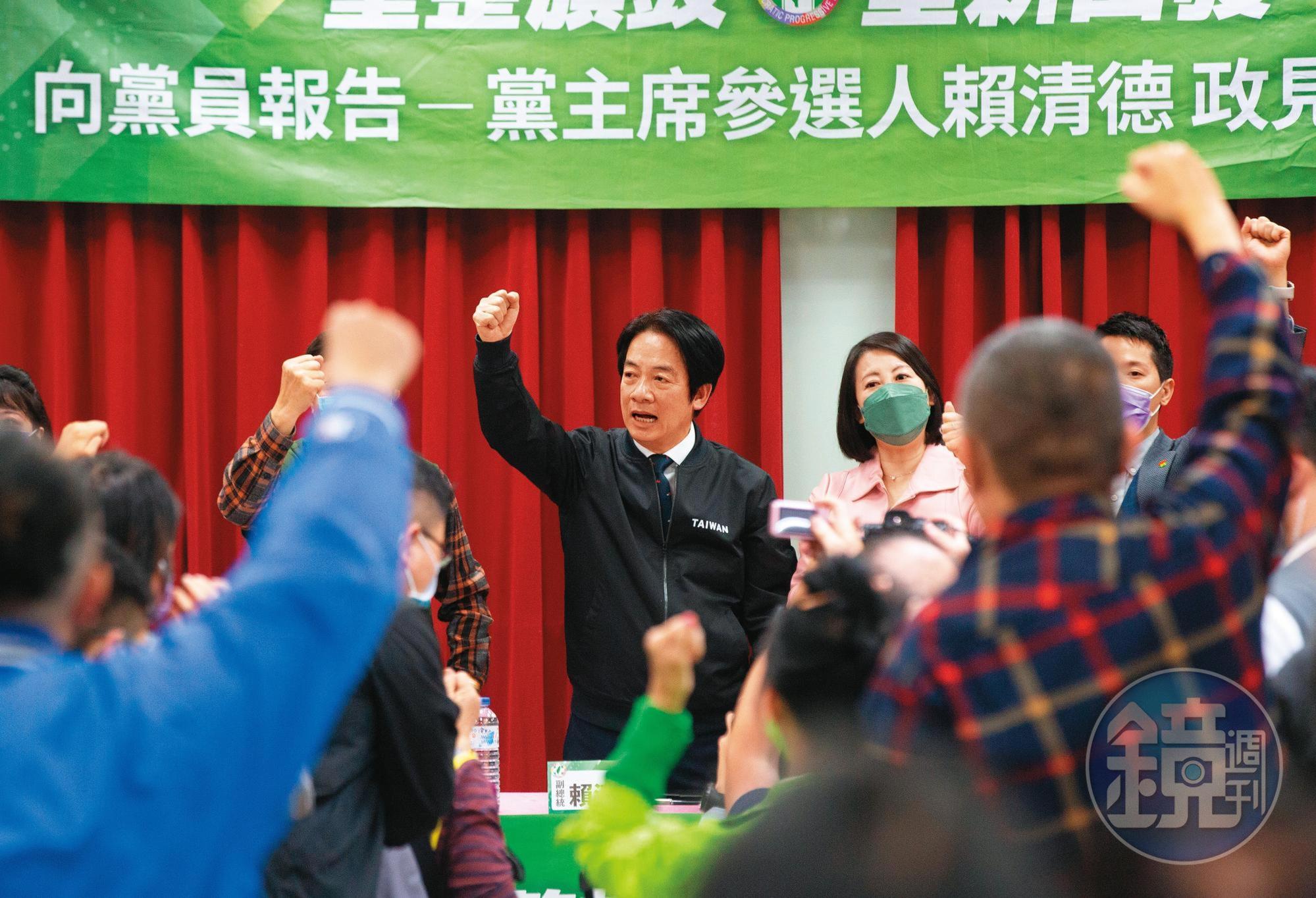 賴清德(中)當選民進黨新任黨主席,將陸續拋出新政。圖為他參選黨魁期間出席北市黨員座談。