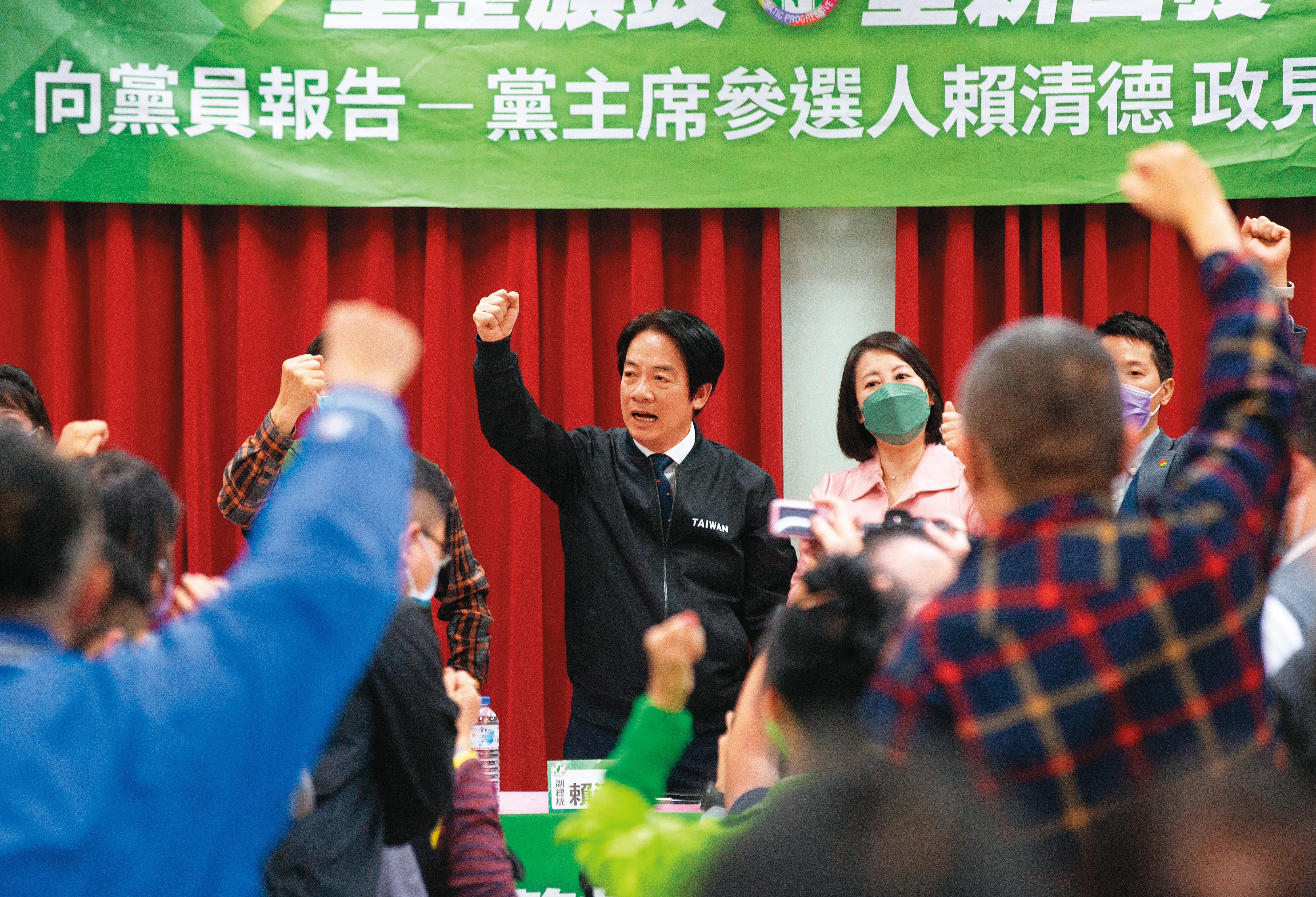 賴清德（中）當選民進黨新任黨主席，將陸續拋出新政。圖為他參選黨魁期間出席北市黨員座談。