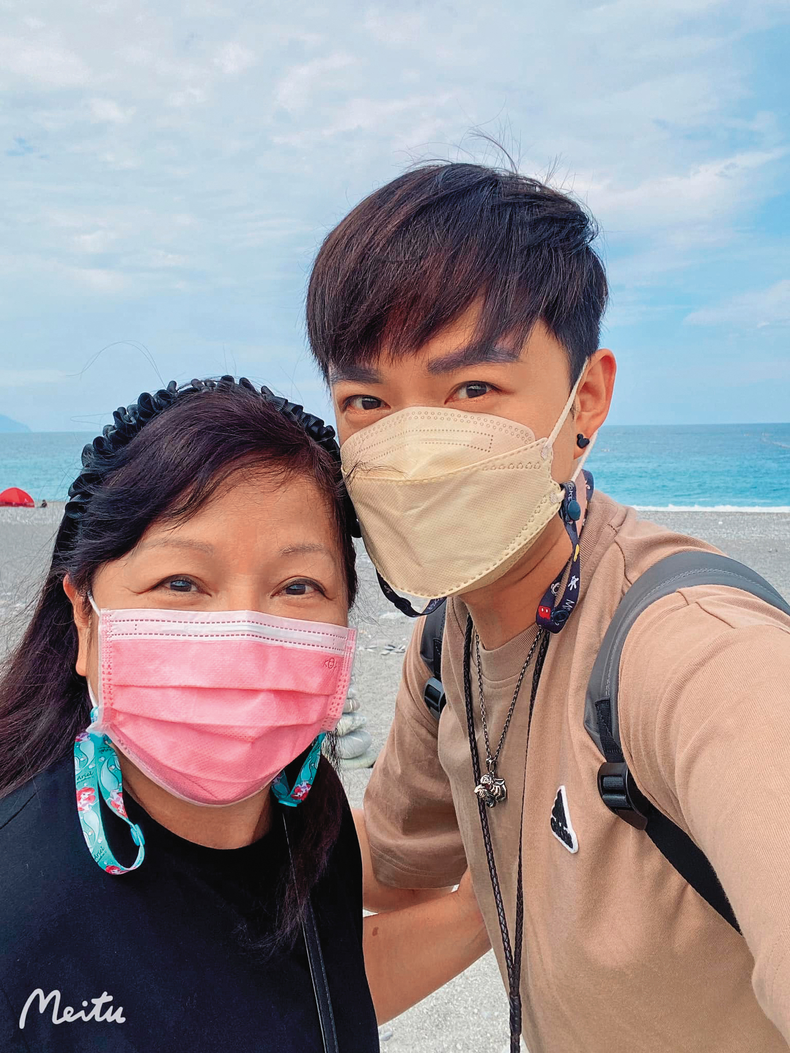 李岳（右）的媽媽（左）在東京開居酒屋多年，讓他對日本有特殊情感。（翻攝自李岳 小岳哥哥臉書）