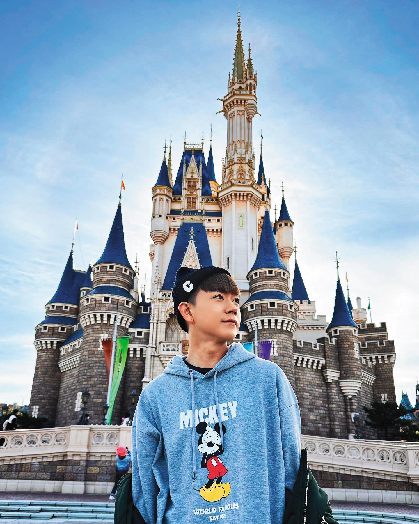李岳多次造訪東京迪士尼，這趟經常被提醒要保持社交距離。（翻攝自李岳 小岳哥哥臉書）