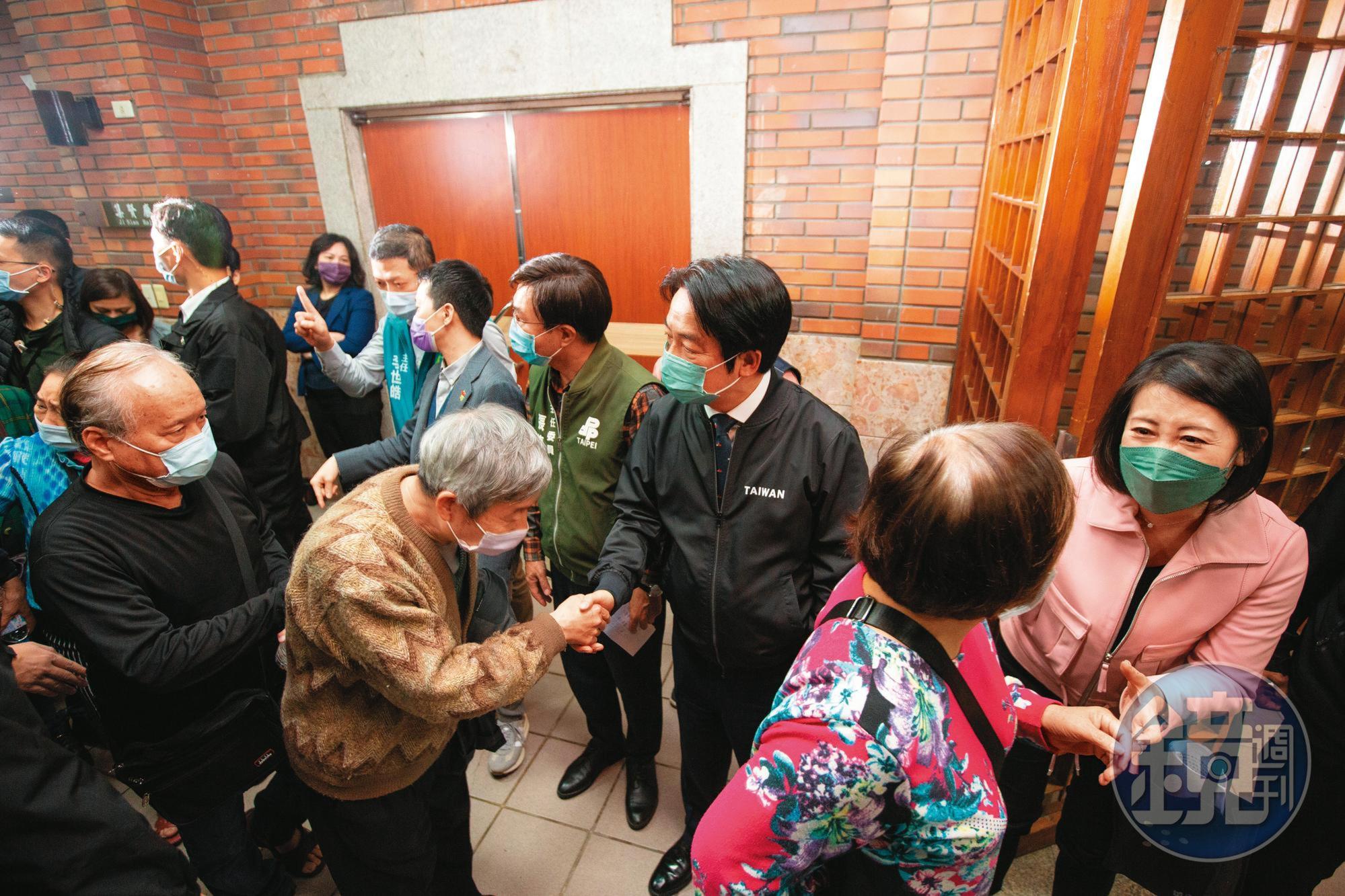 賴清德參選黨魁期間舉辦多場黨員座談,離場時還在門口一一握手致意。