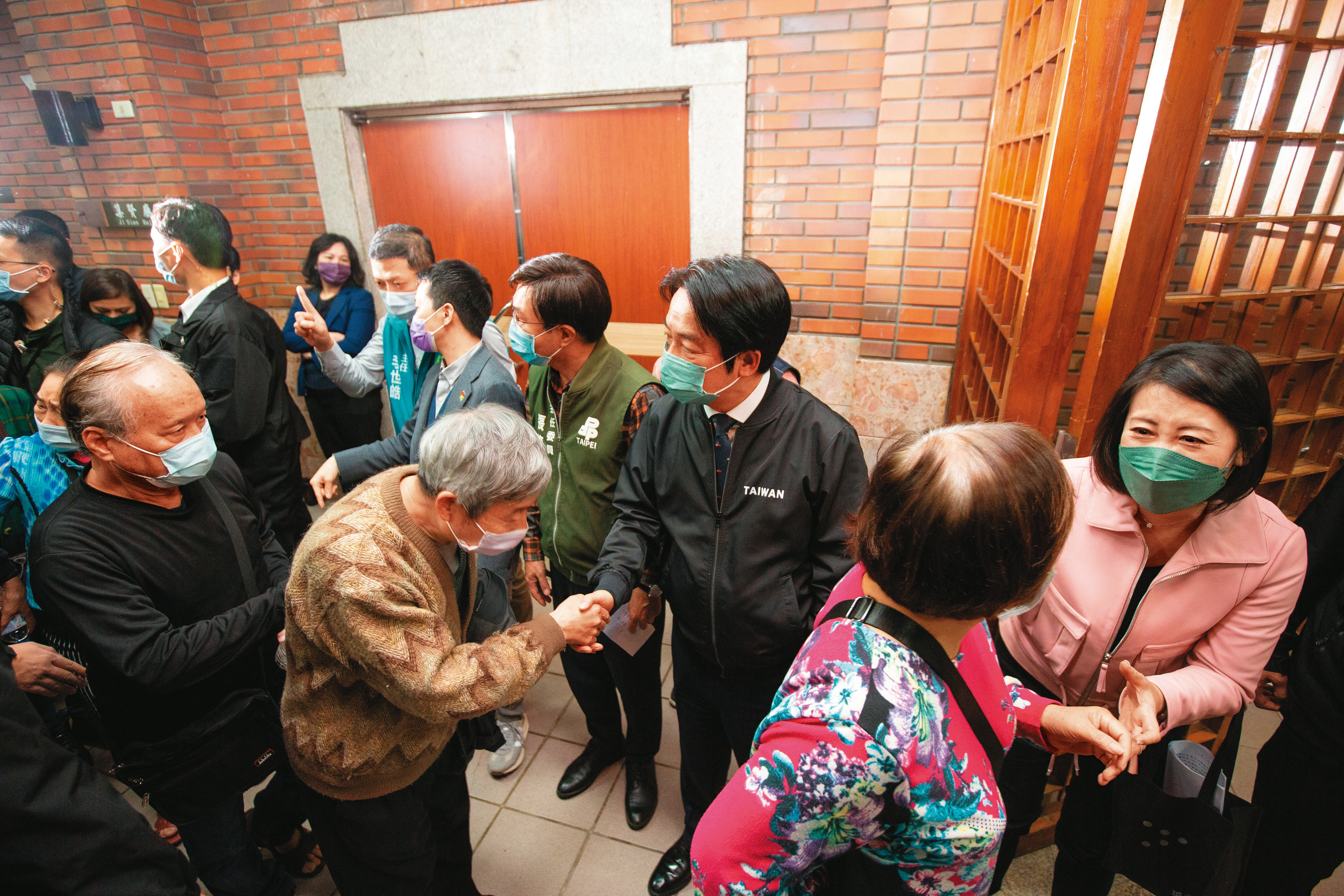 賴清德參選黨魁期間舉辦多場黨員座談，離場時還在門口一一握手致意。