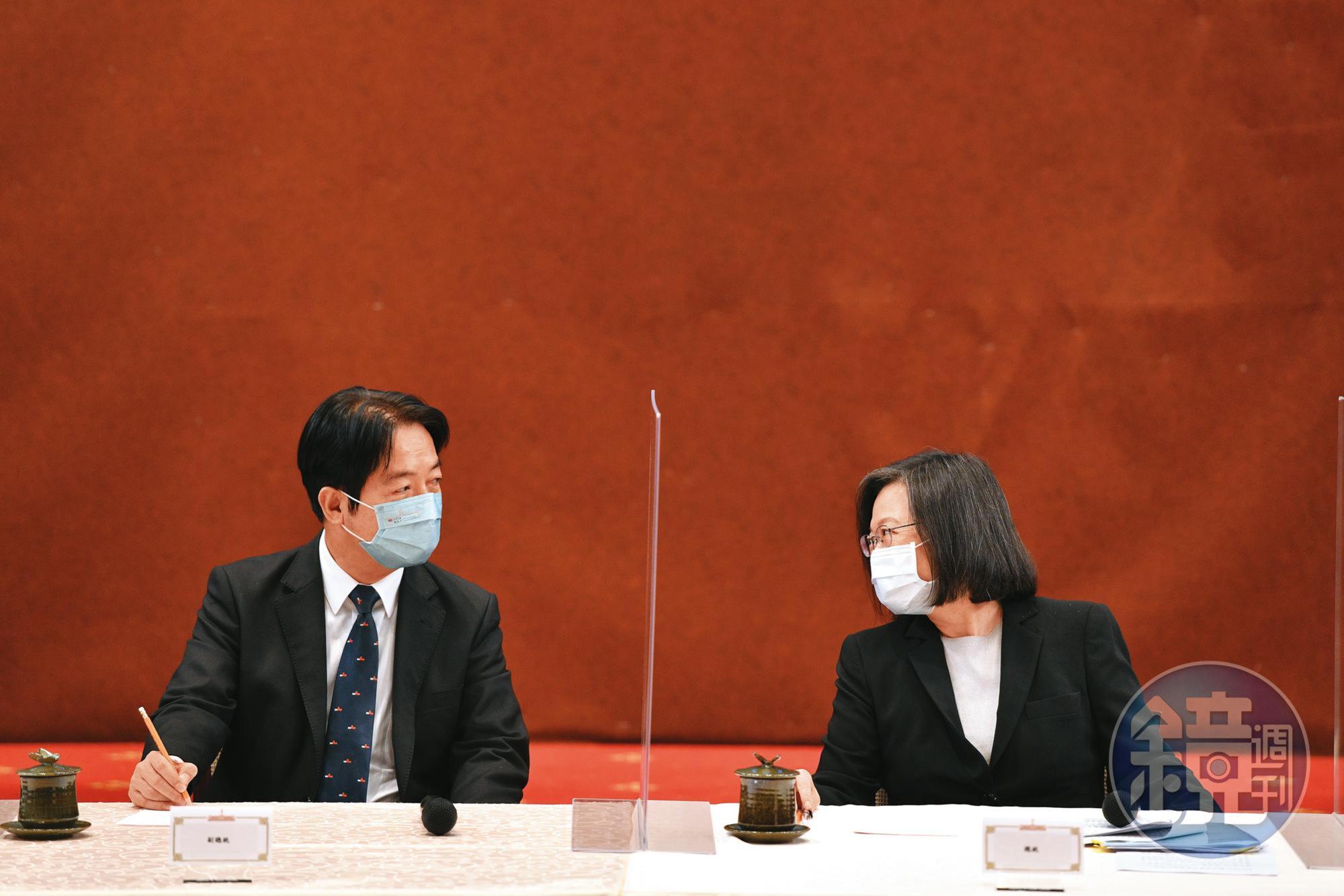 蔡英文(右)因九合一慘敗辭去黨主席,身為綠營2024總統熱門人選的賴清德(左)接棒擔任黨魁。