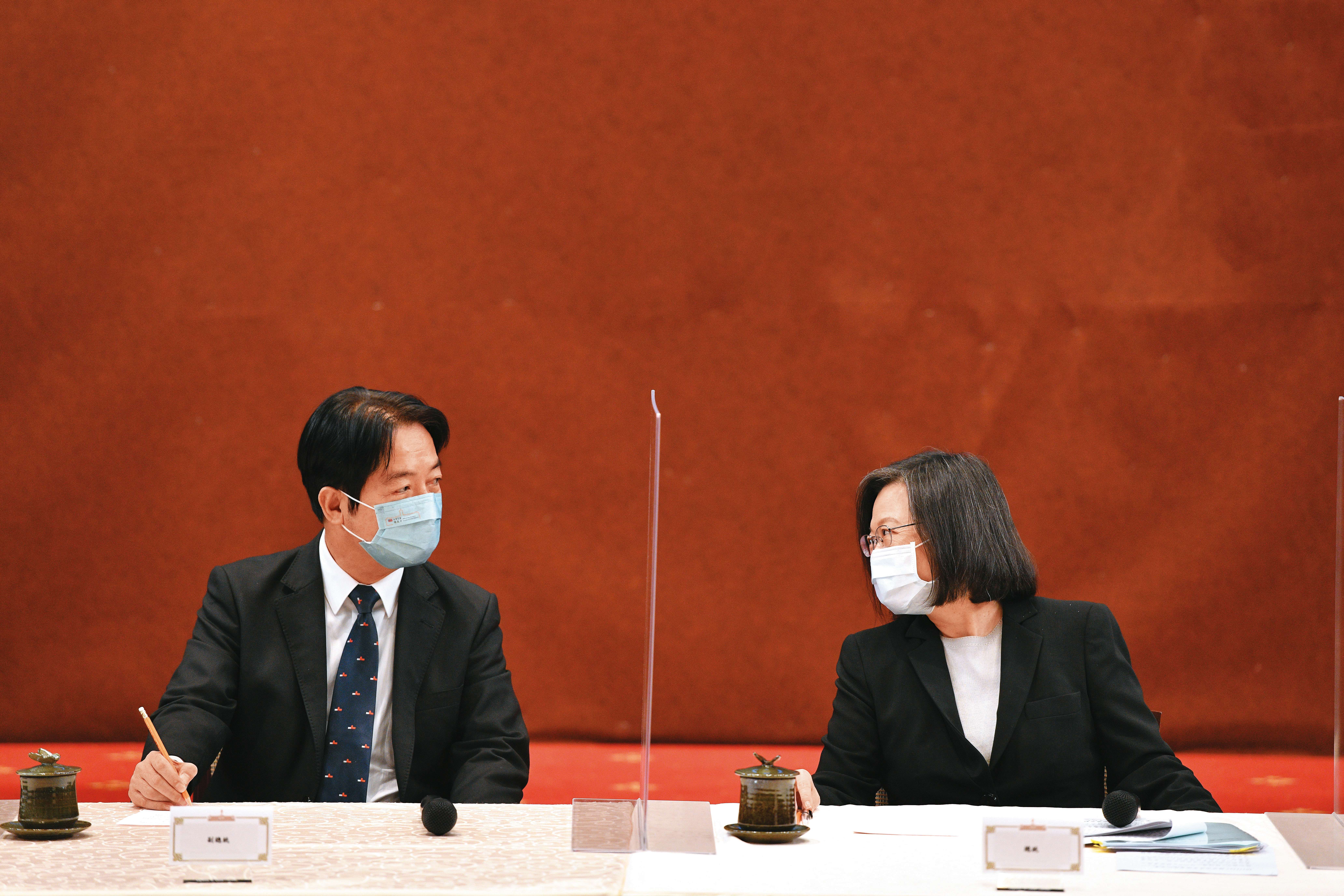 蔡英文（右）因九合一慘敗辭去黨主席，身為綠營2024總統熱門人選的賴清德（左）接棒擔任黨魁。