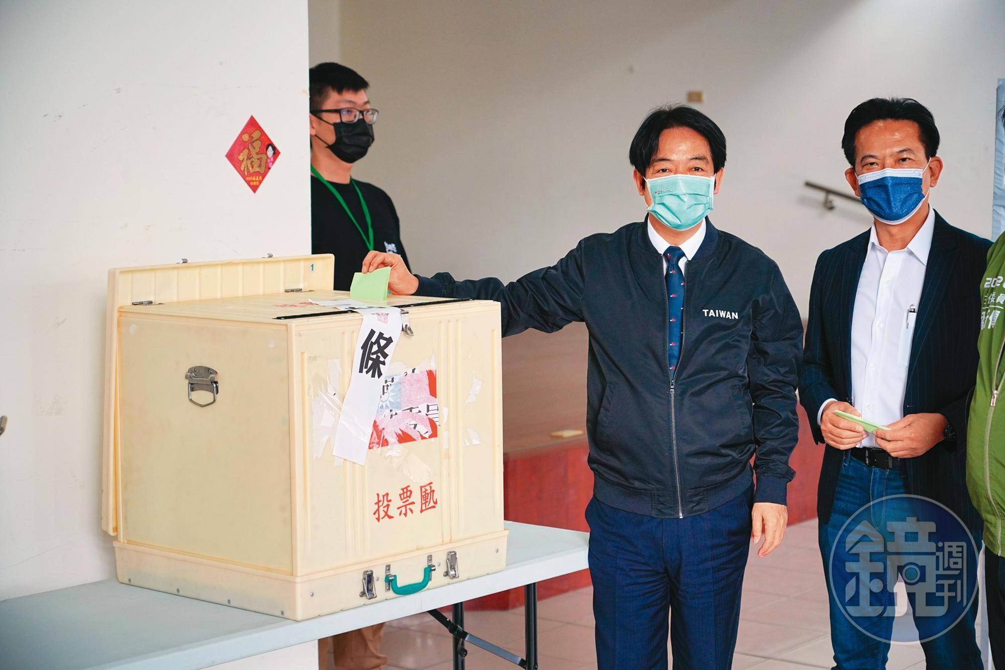 同額競選黨魁的賴清德(中)15日也親自出門投票。