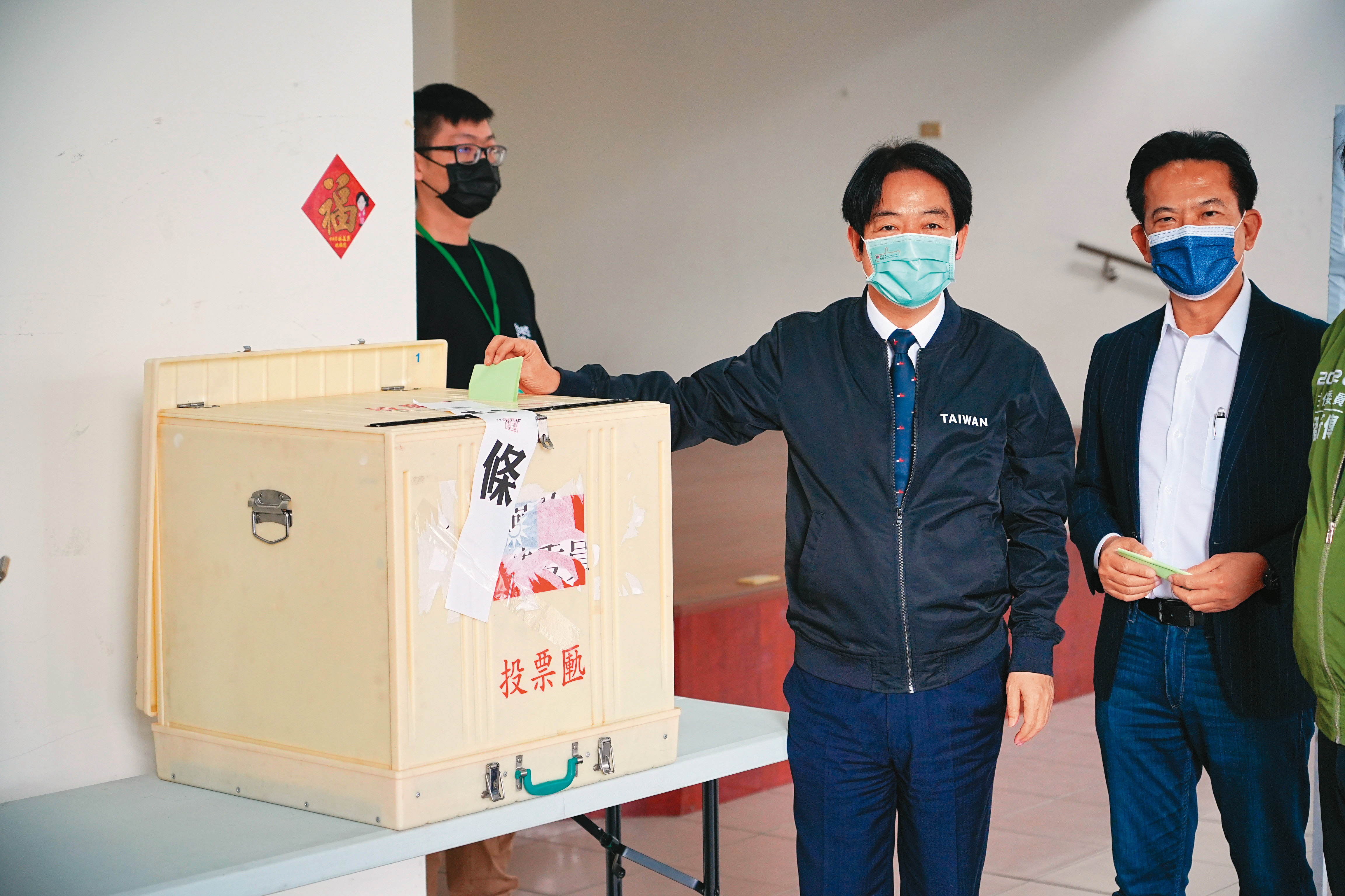 同額競選黨魁的賴清德(中)15日也親自出門投票,希望衝高投票率。