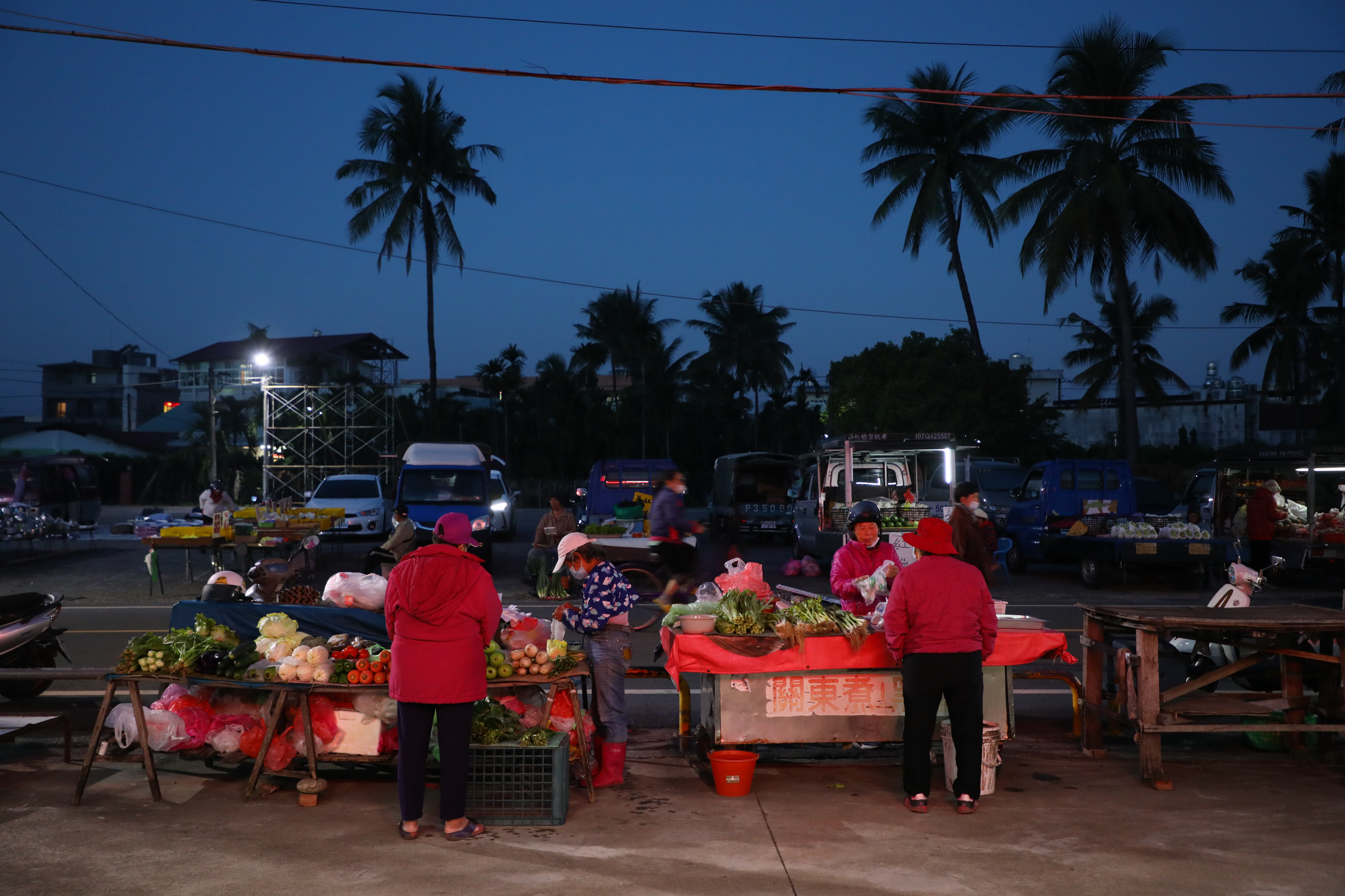 天色漸亮，客人也開始上門。