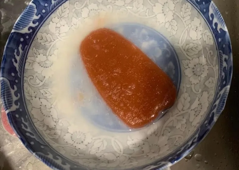 一款烏魚子造型的手工香皂，差點害網友「口齒留香」。（翻攝自「匿名公社」）