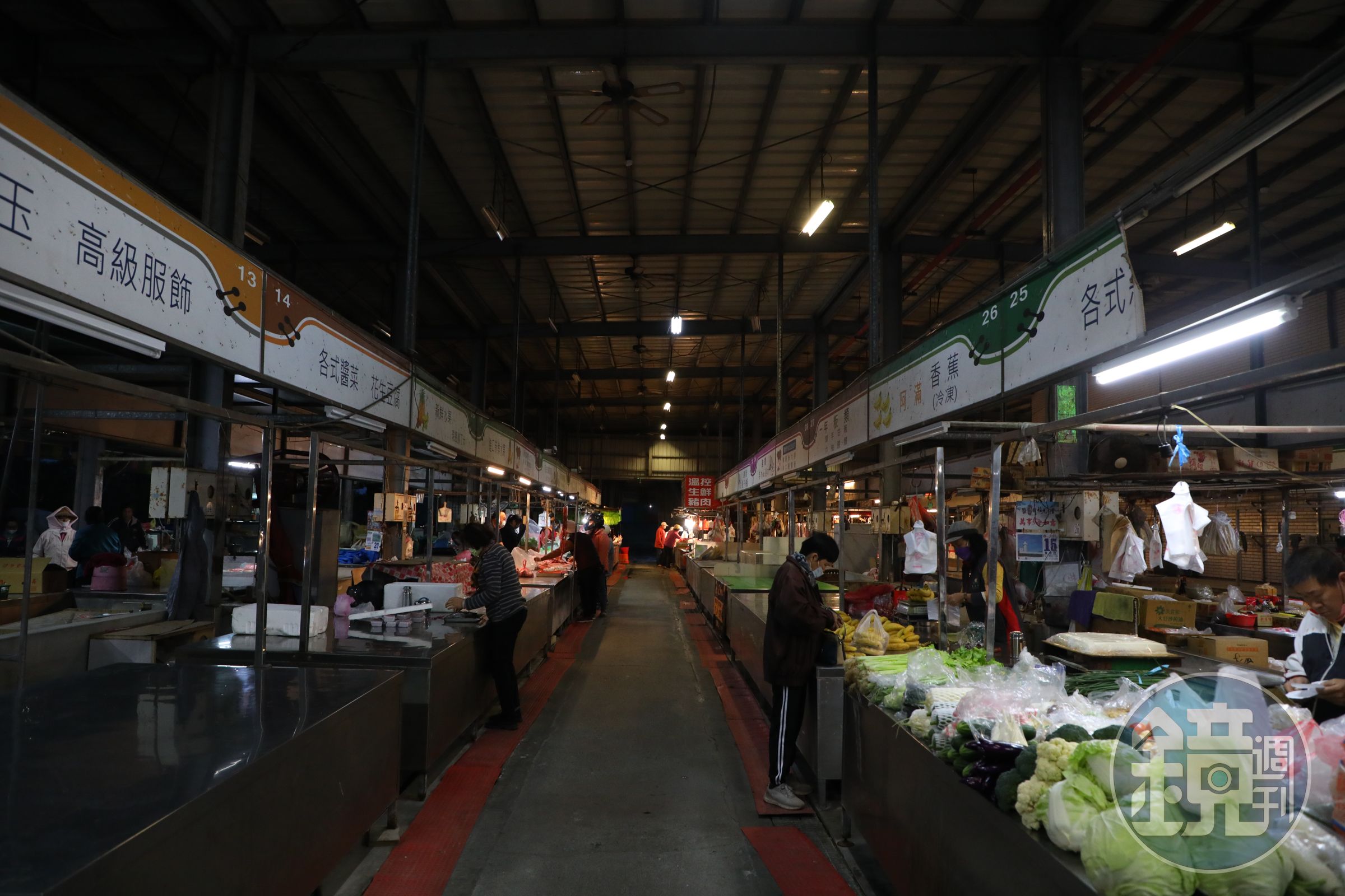 天色還暗著，竹田市場裡的攤子已經各就各位。