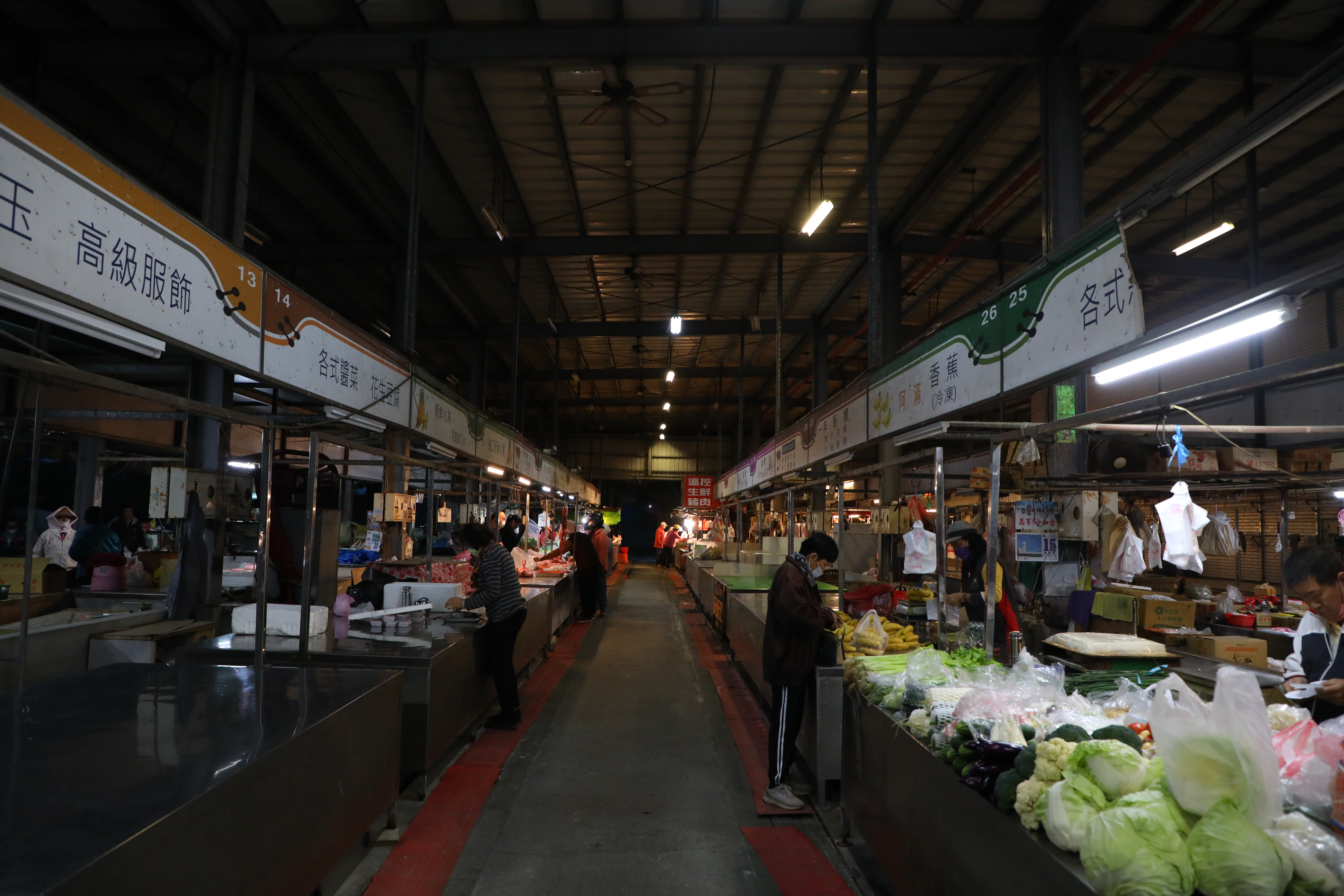 天色還暗著，竹田市場裡的攤子已經各就各位。