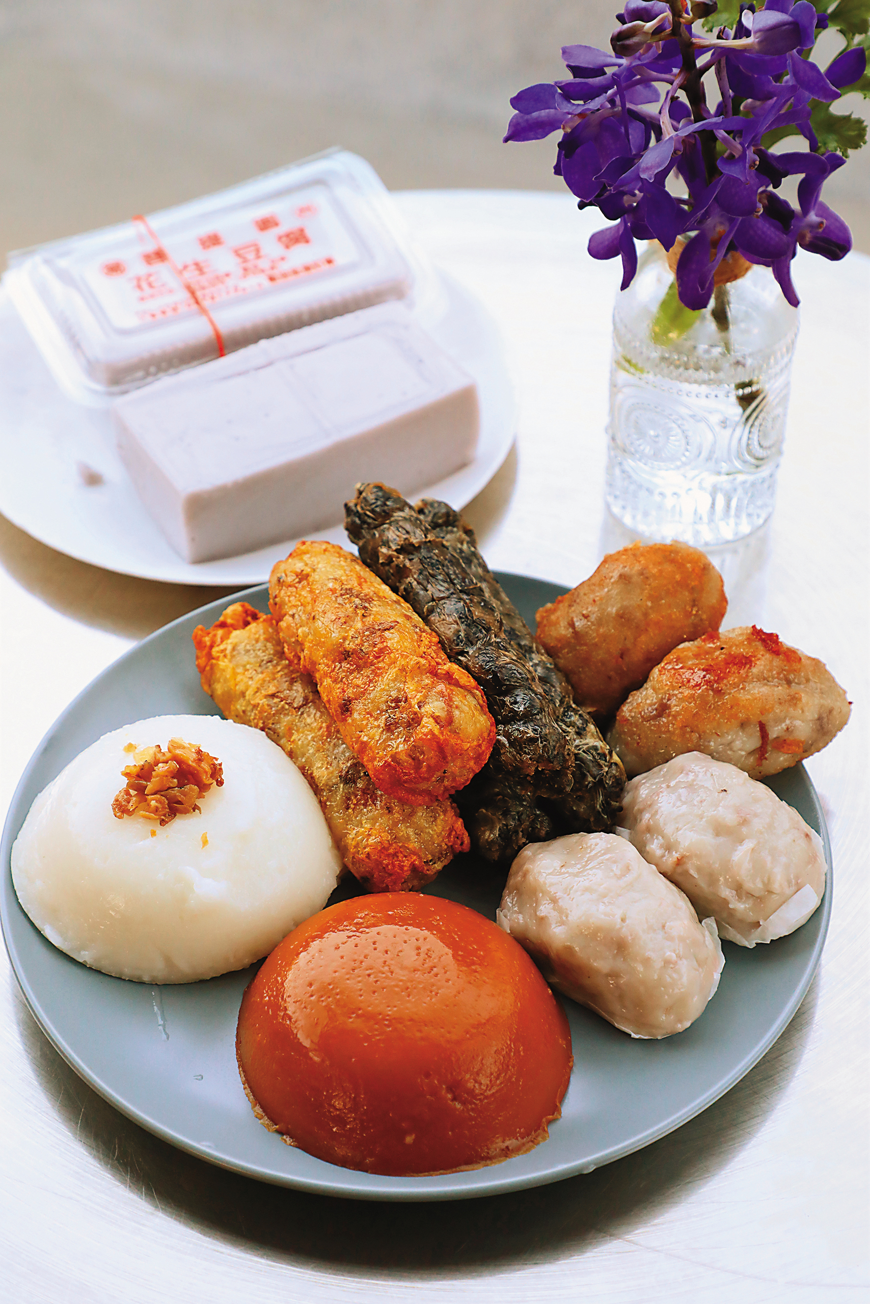早上在竹田市場搶到的戰利品：花生豆腐（後）、糯米捲、銅錢菜、芋頭糕、原味與黑糖的客家水粄。（12～20元／個）