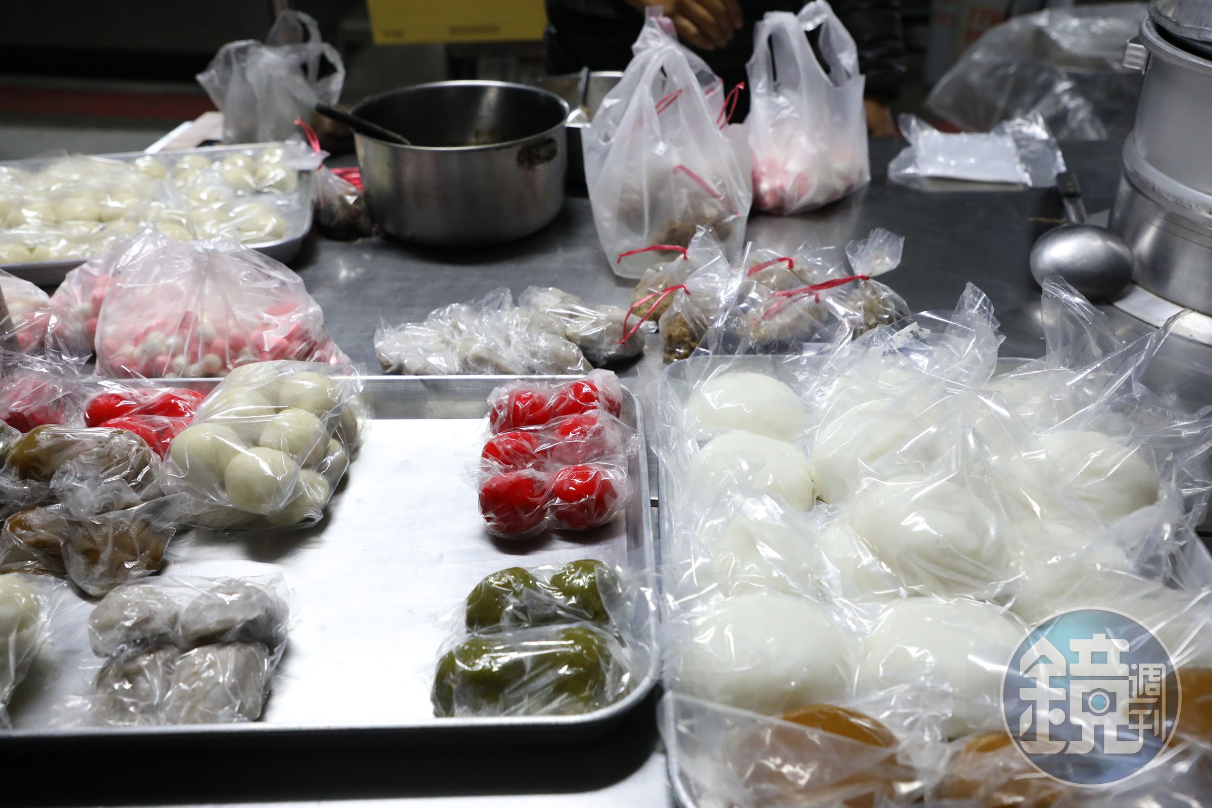 攤位上的米食多得讓人目不暇給，每一樣都想買。