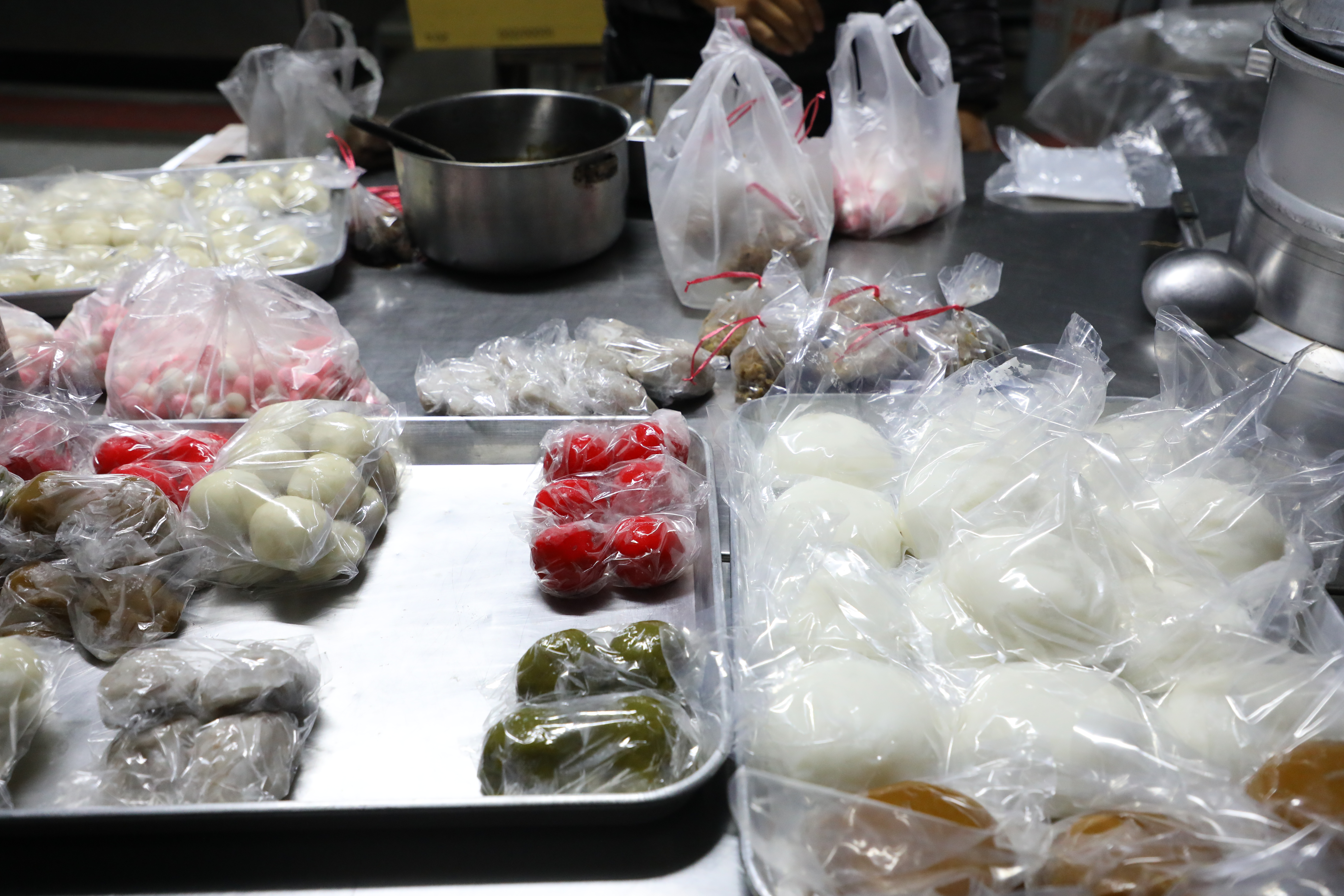 攤位上的米食多得讓人目不暇給，每一樣都想買。