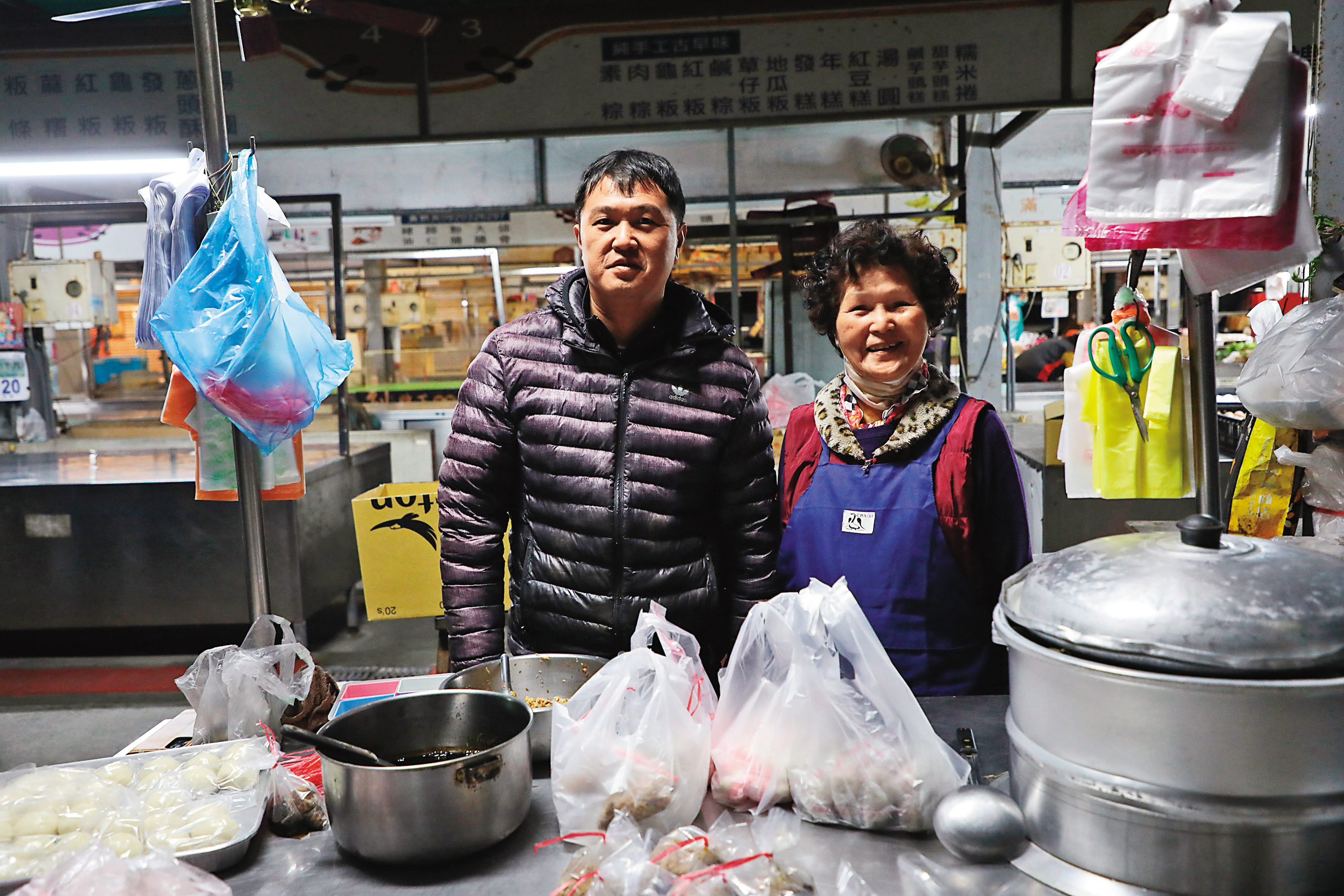李惠青（左）與林阿姨（右）母子倆一起在早市開古早味客家米食攤，大概賣到9點多，東西賣完就收攤，今年過年營業到除夕當天早上。