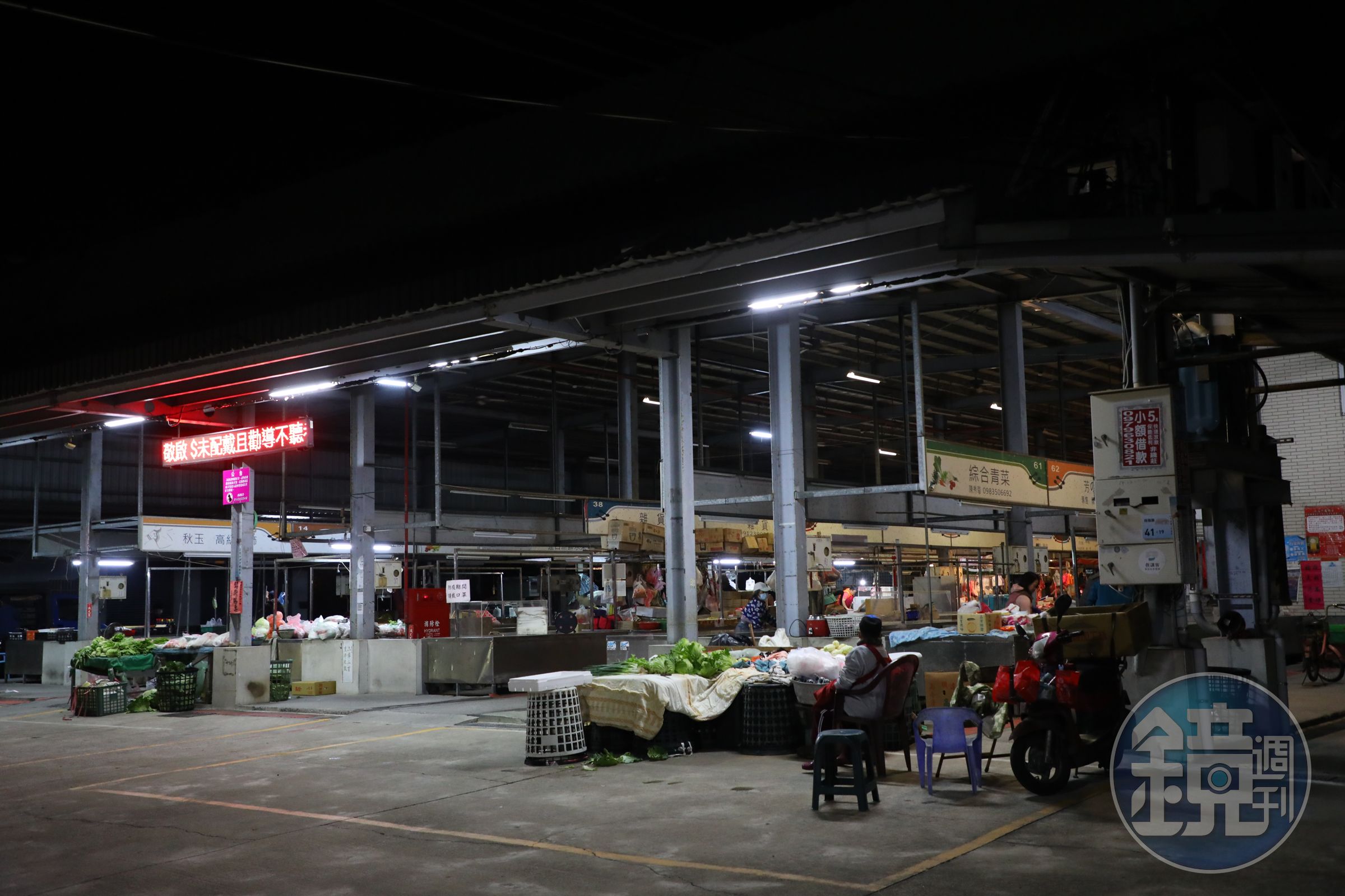 天色還一片漆黑，竹田市場已經開始熱鬧起來。