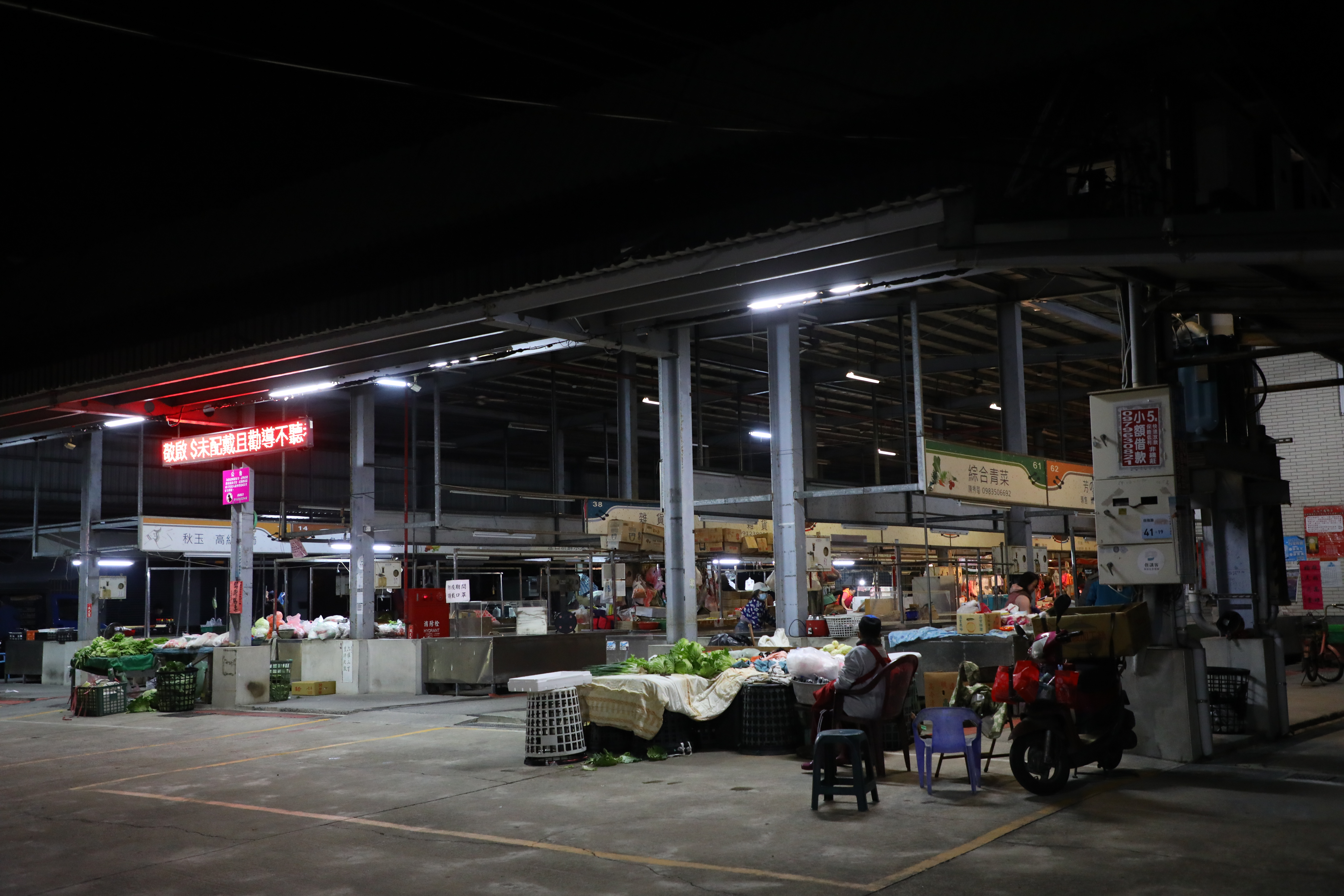 天色還一片漆黑，竹田市場已經開始熱鬧起來。