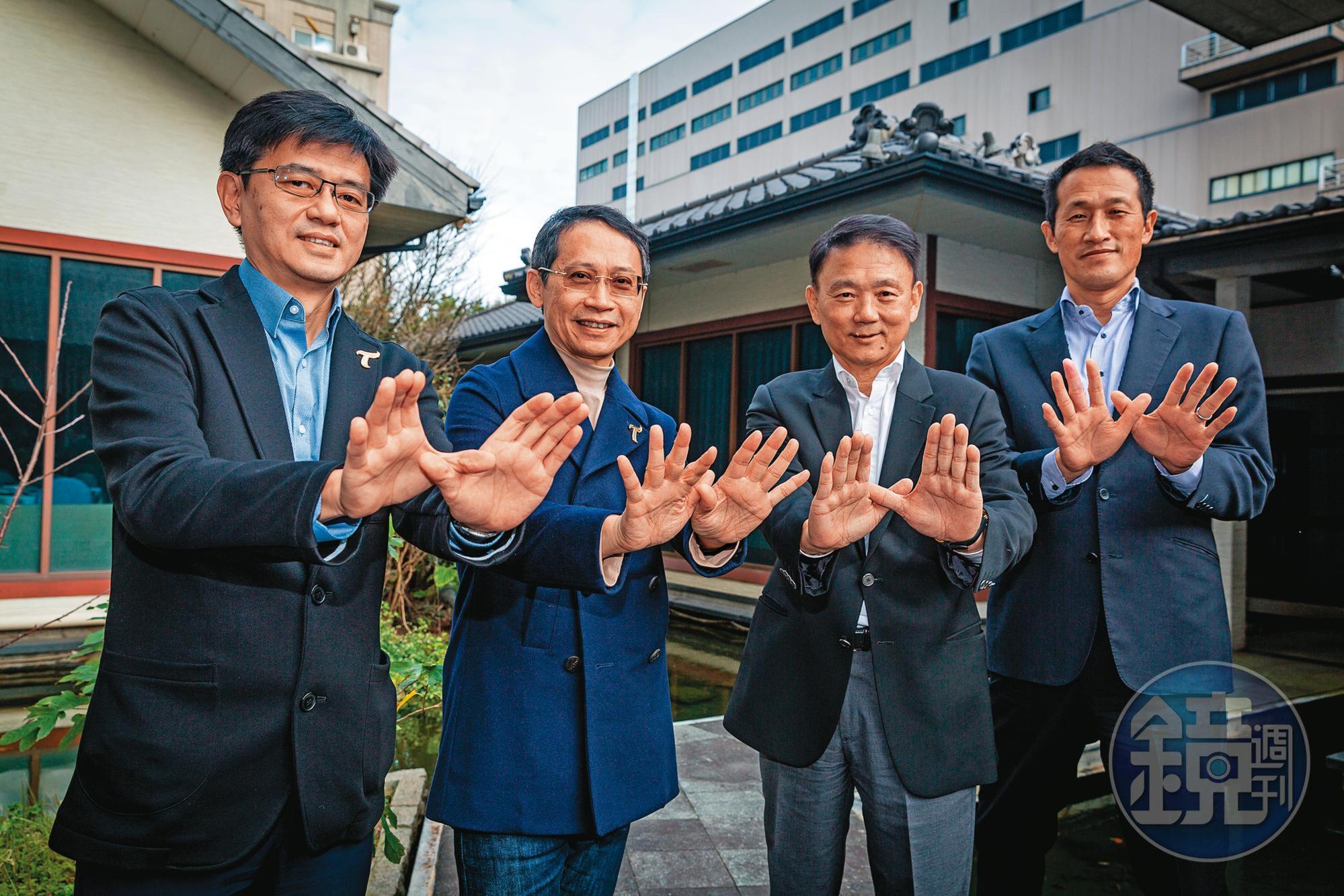 台鋼雄鷹隊董事長王炯棻(左2)、總經理劉東洋(左1)重金籌組教練團,由洪一中(右2)任總教頭、日籍橫田久則(右1)任投手教練。