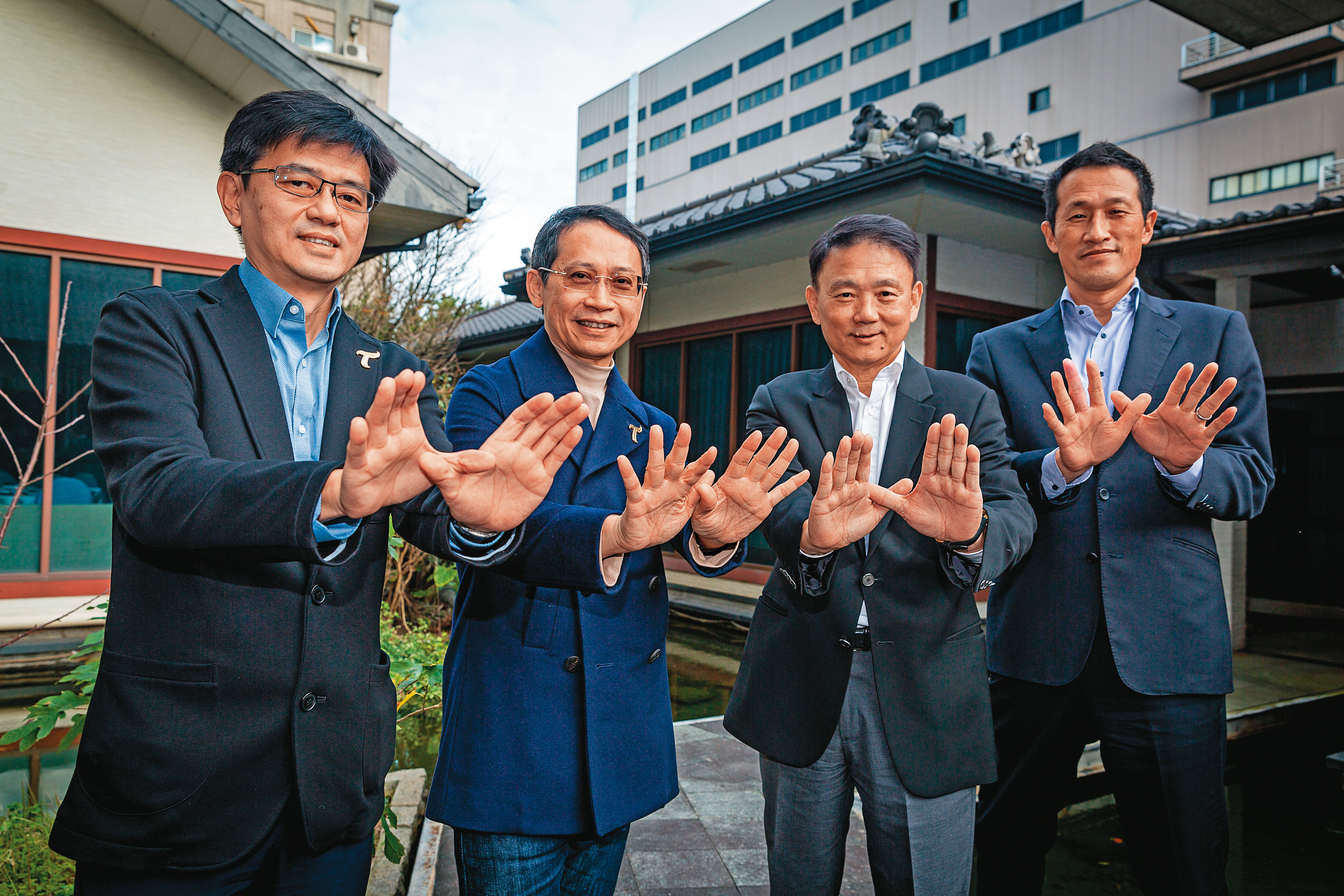 台鋼雄鷹隊董事長王炯棻（左2）、總經理劉東洋（左1）重金籌組教練團，由洪一中（右2）任總教頭、日籍橫田久則（右1）任投手教練。