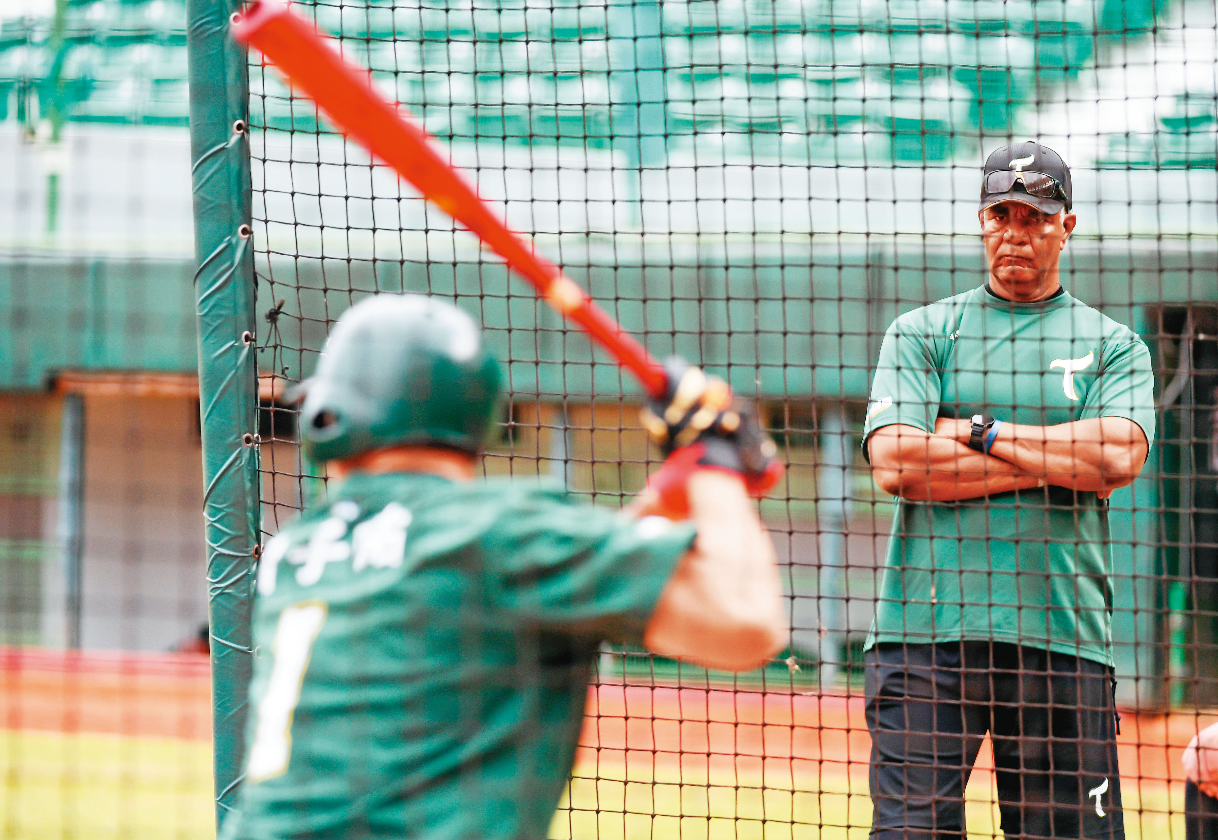路易士(右)是台鋼雄鷹隊的打擊教練,引進美日訓練新觀念。(台鋼雄鷹隊提供)
