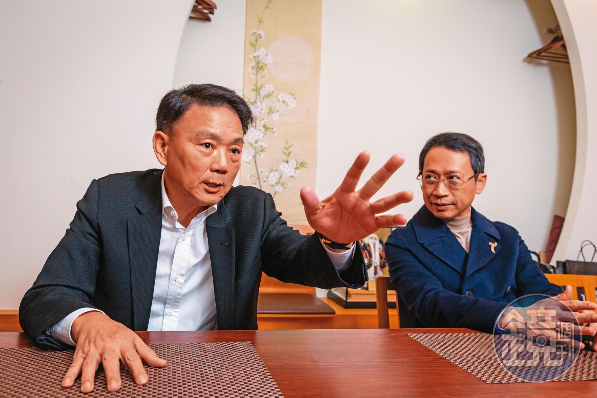 洪一中(左)擔任總教練經驗豐富,被球迷稱為「諸葛紅中」。