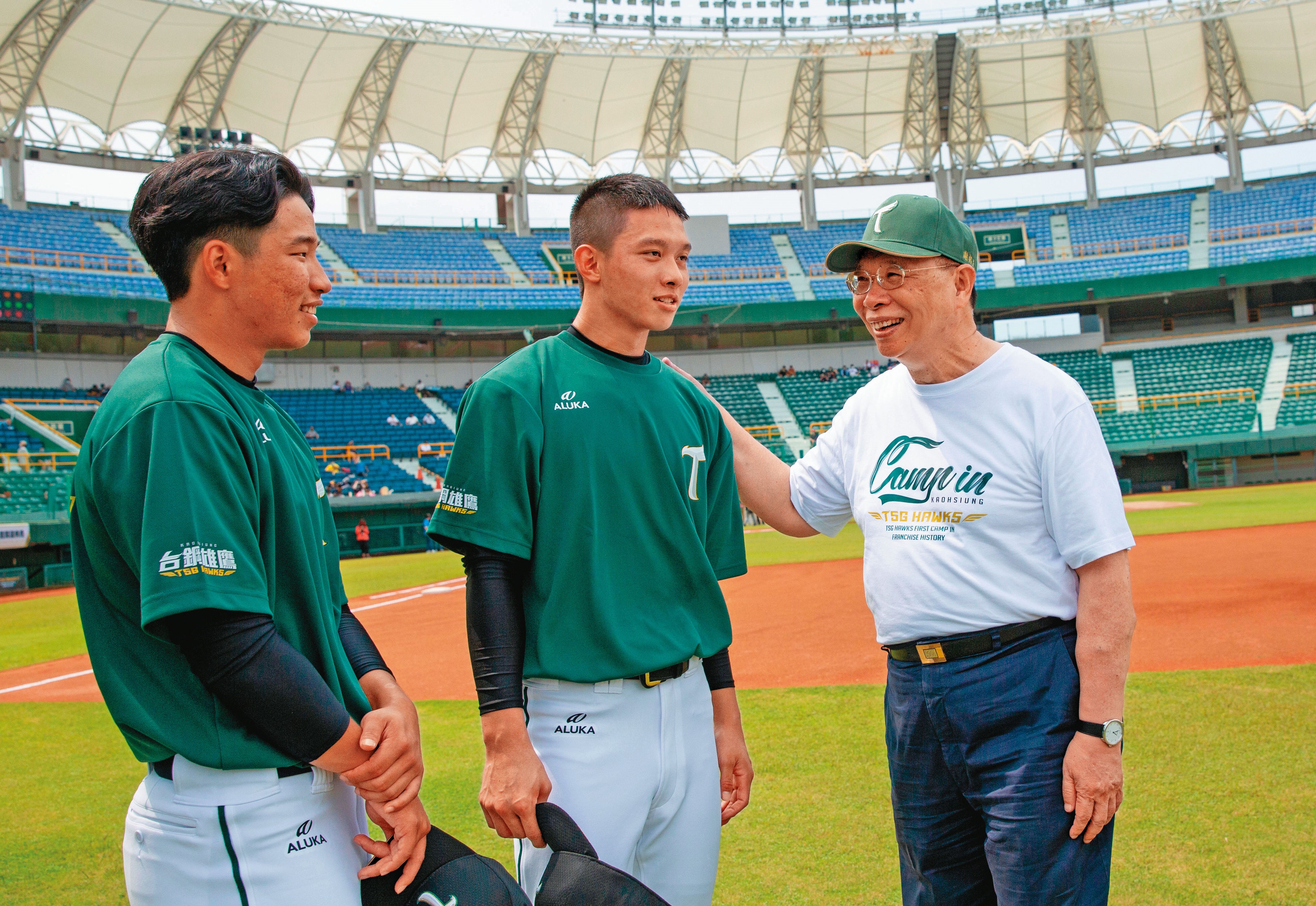 台鋼集團會長謝裕民（右）力邀洪一中，接任雄鷹隊的總教練。