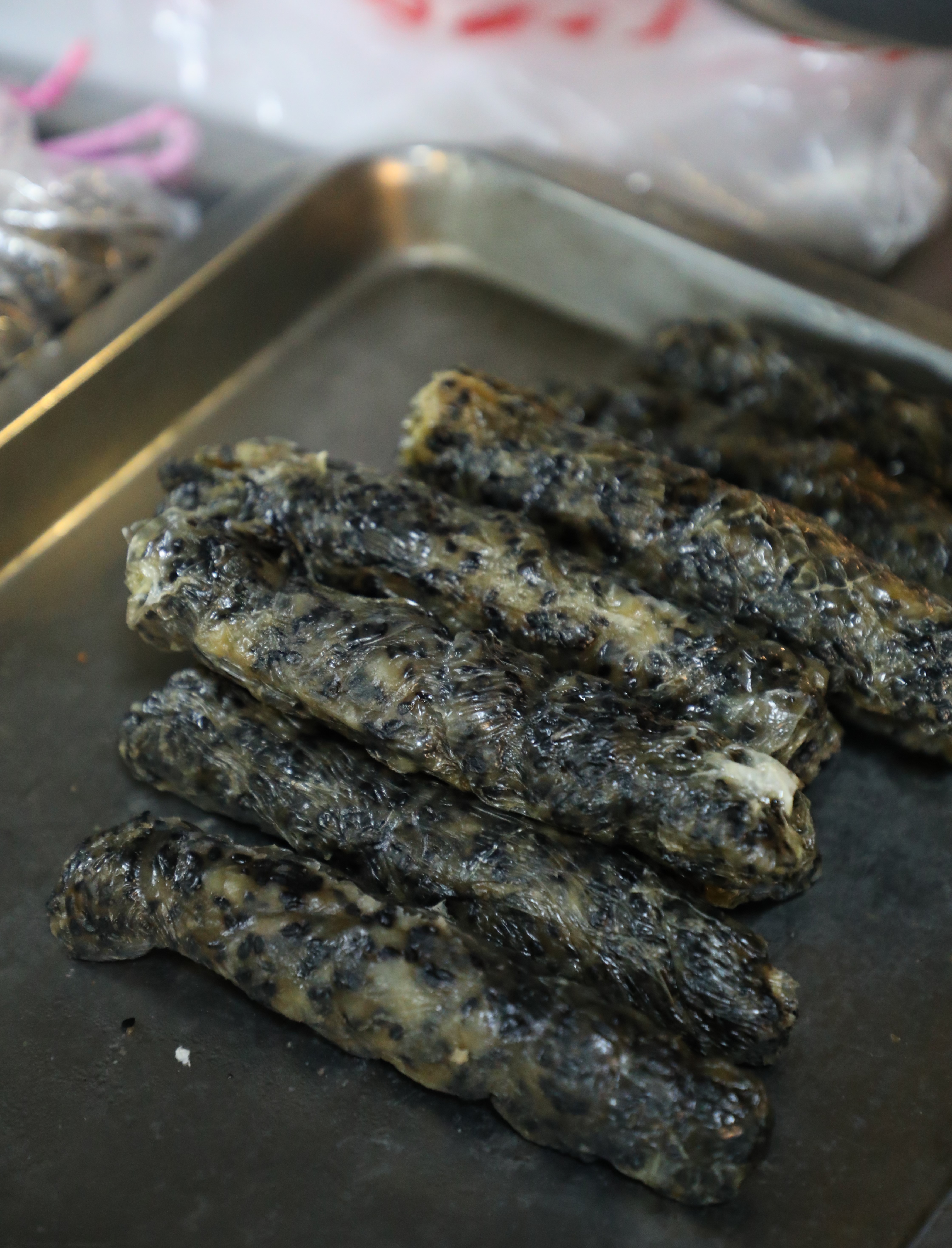 別處少見的「銅錢菜」，主材料是芝麻，外面是豆皮，堅果香氣十足。（25元／條）