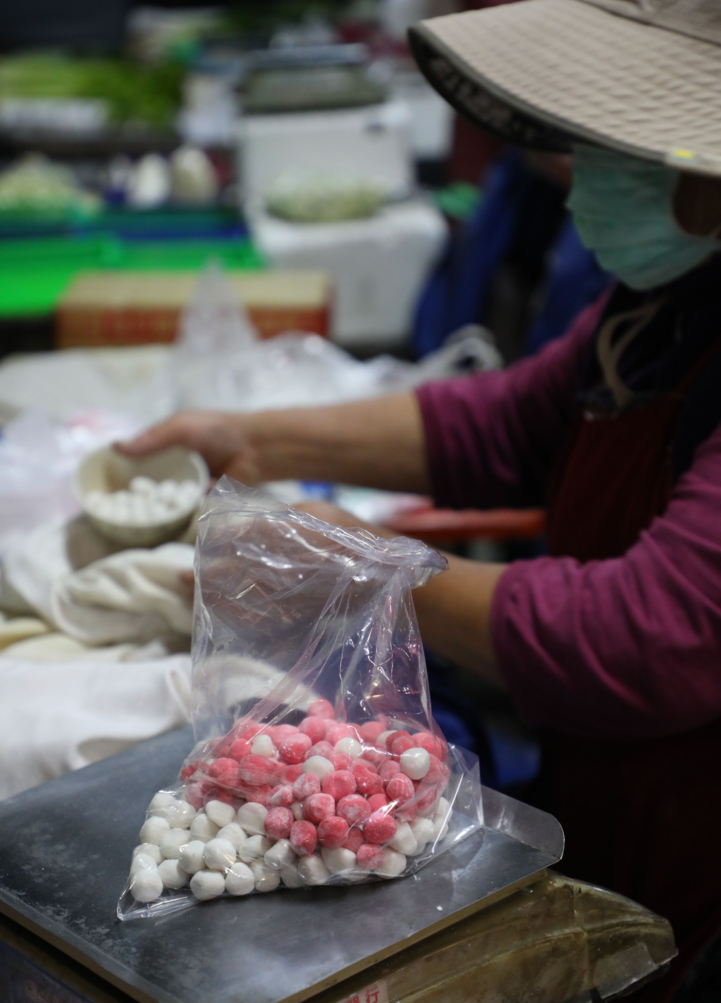 手做的純米紅白小湯圓跟機器做的口感完全不同。（75元／斤）