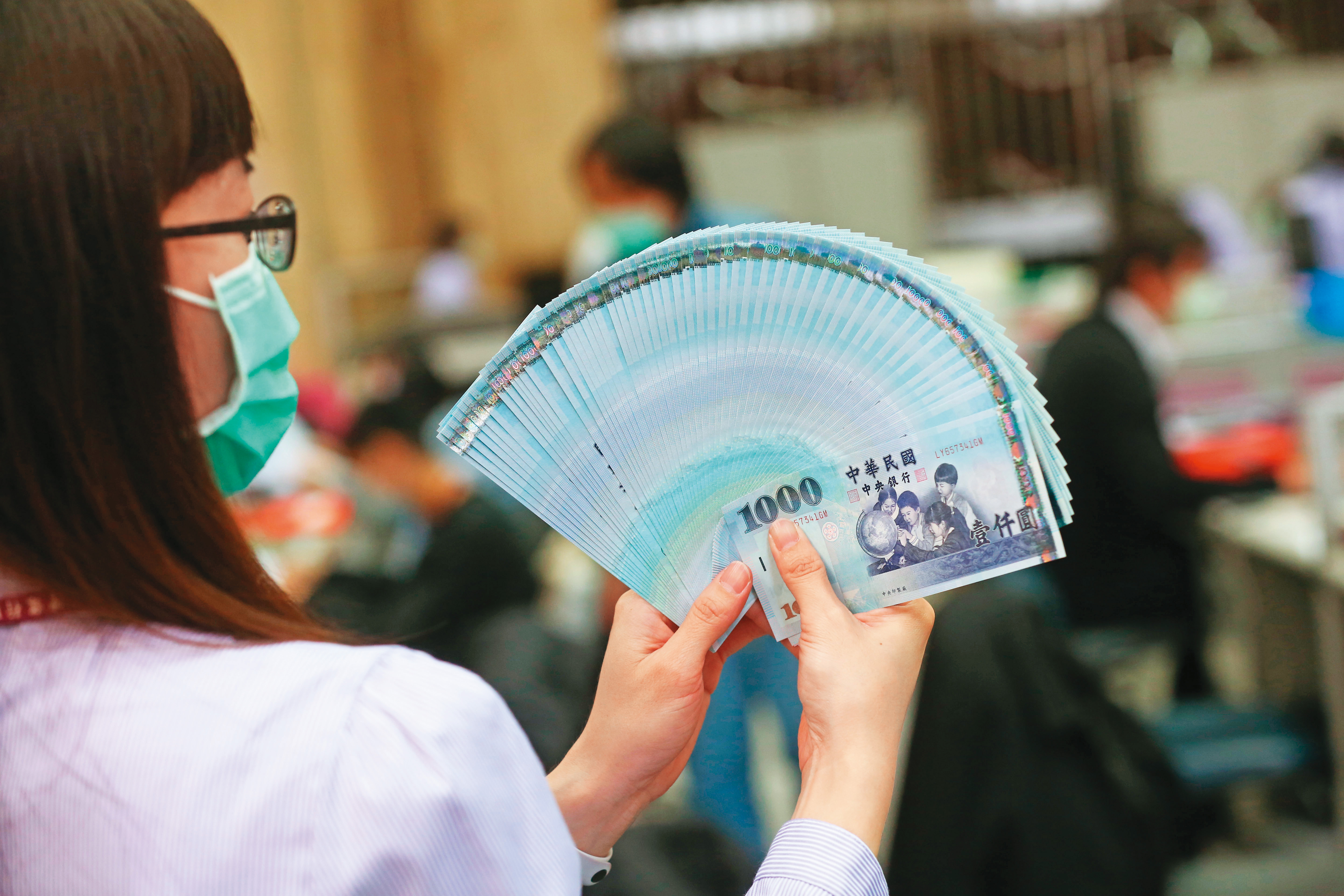 「稅收超徵，還稅於民」的先例一開，若將來稅收實績高於預算又引發退稅爭議，中央與地方的財政紀律恐就此淪喪。