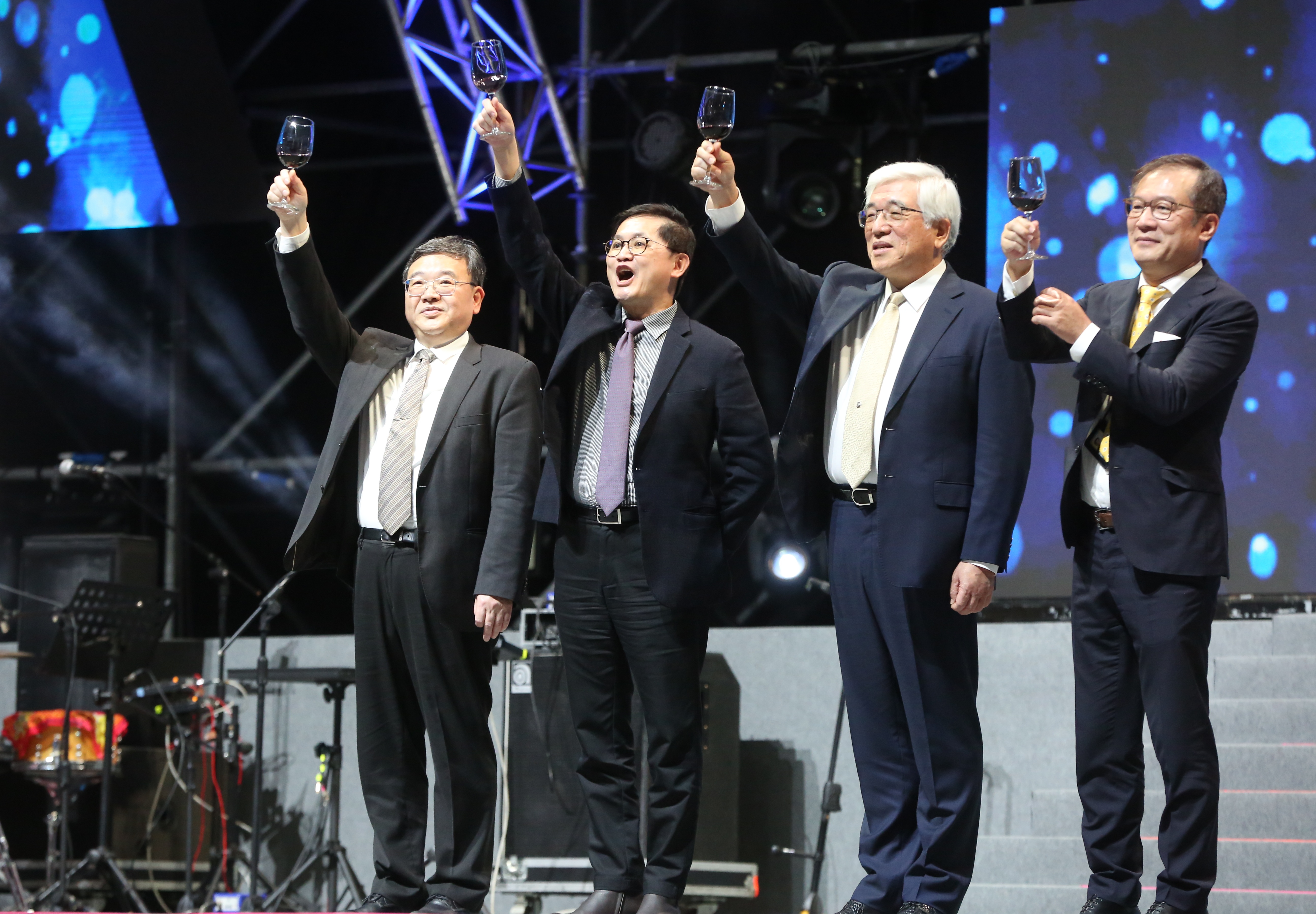 身為大家長的和碩董事長童子賢,首度率領去年8月接任共同執行長的鄧國彥與鄭光志接受媒體聯訪,強調兩人接棒對和碩意義重大。