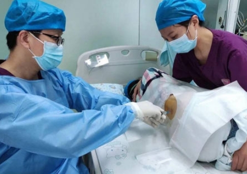 病友女童潔沂因付不起1針要價230幾萬元的新藥，轉而前往中國接受治療。（翻攝自李怡潔臉書）