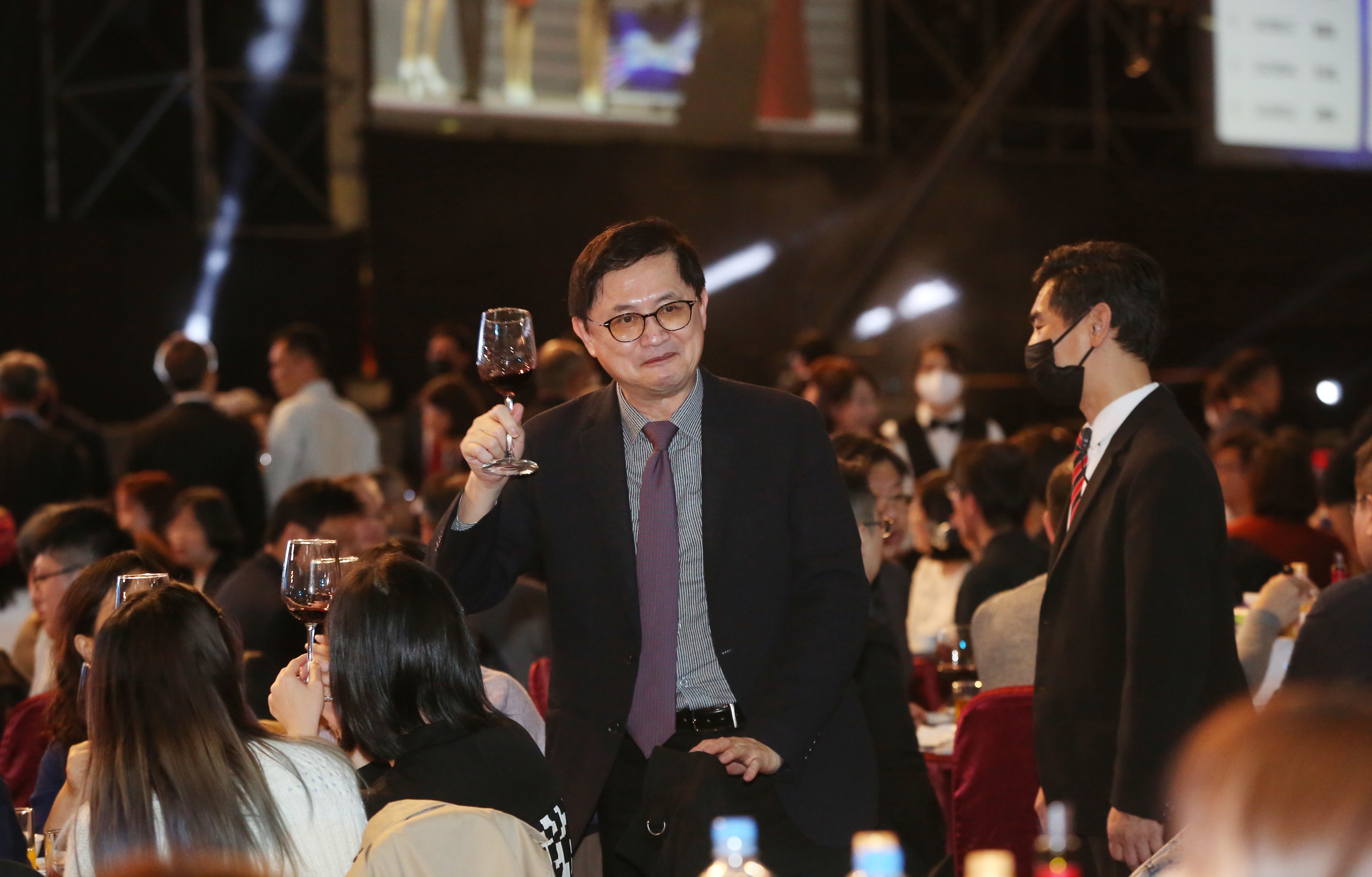 和碩今於南港展覽館舉辦尾牙,董事長童子賢預測兔年夏天搶單速度會比兔子跑得還要快。