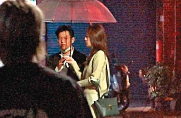 2023/01/15 01:26 謝泊泓亂丟菸蒂後,一把接過林宜萱剛抽幾口的菸,2人感情好到間接接吻。
