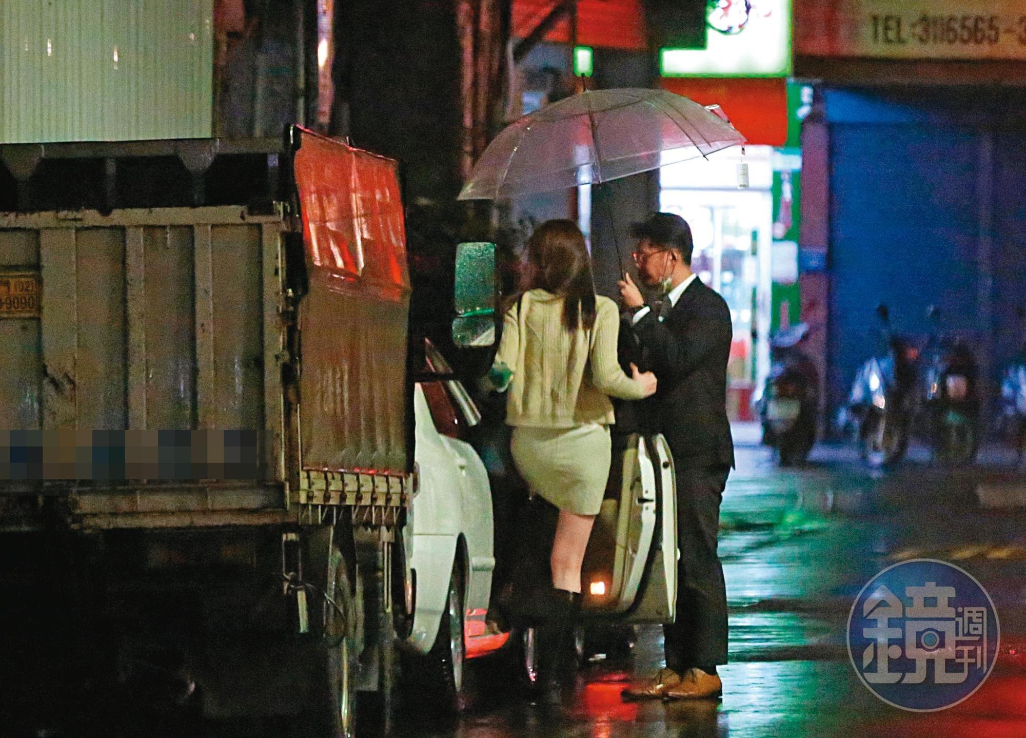 2023/01/15 01:28 貼心地幫忙開車門、送上副駕駛座後，謝泊泓載著林宜萱直奔他在竹市的官舍。