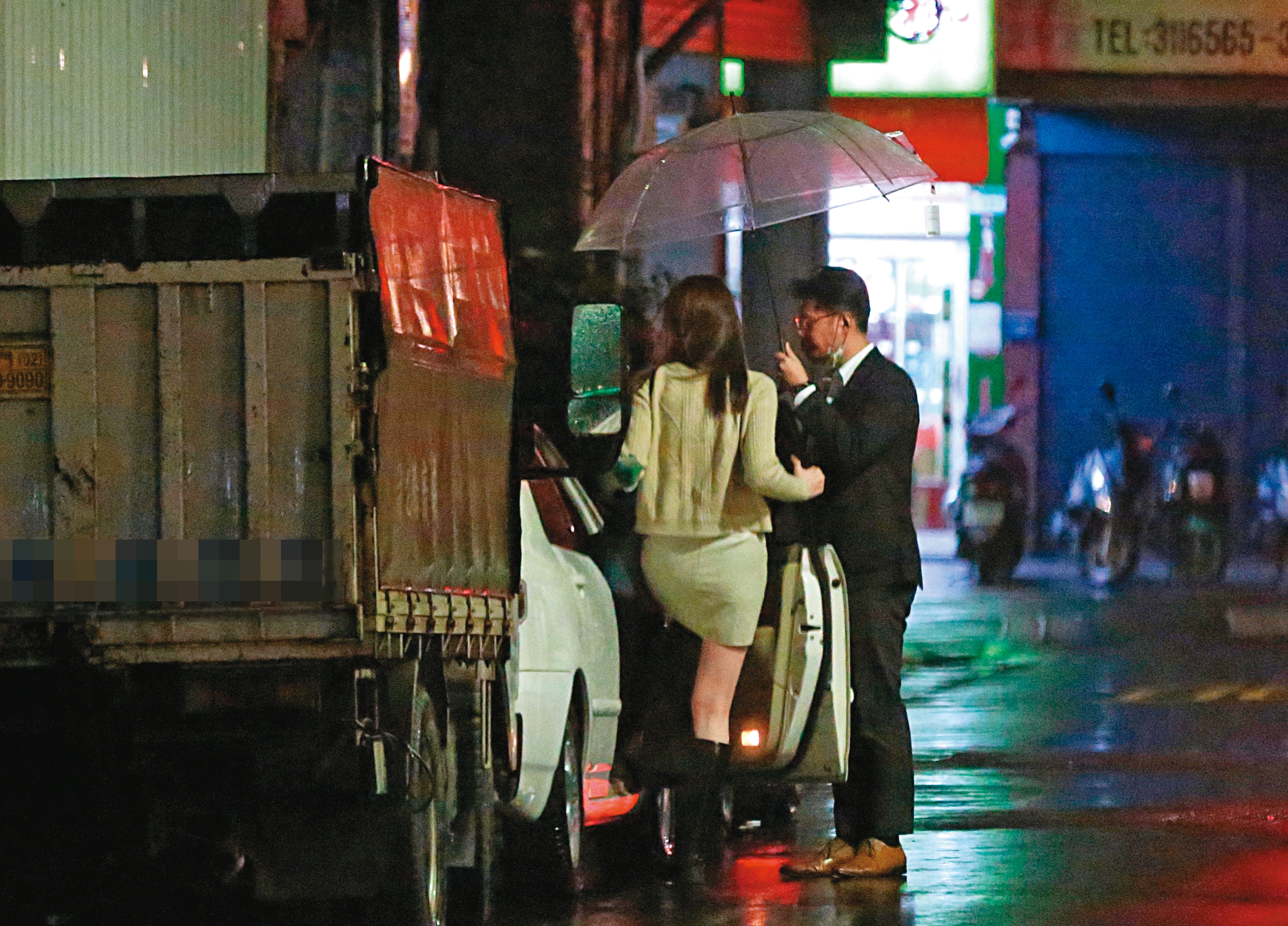 2023/01/15 01:28 貼心地幫忙開車門、送上副駕駛座後,謝泊泓載著林宜萱直奔他在竹市的官舍。