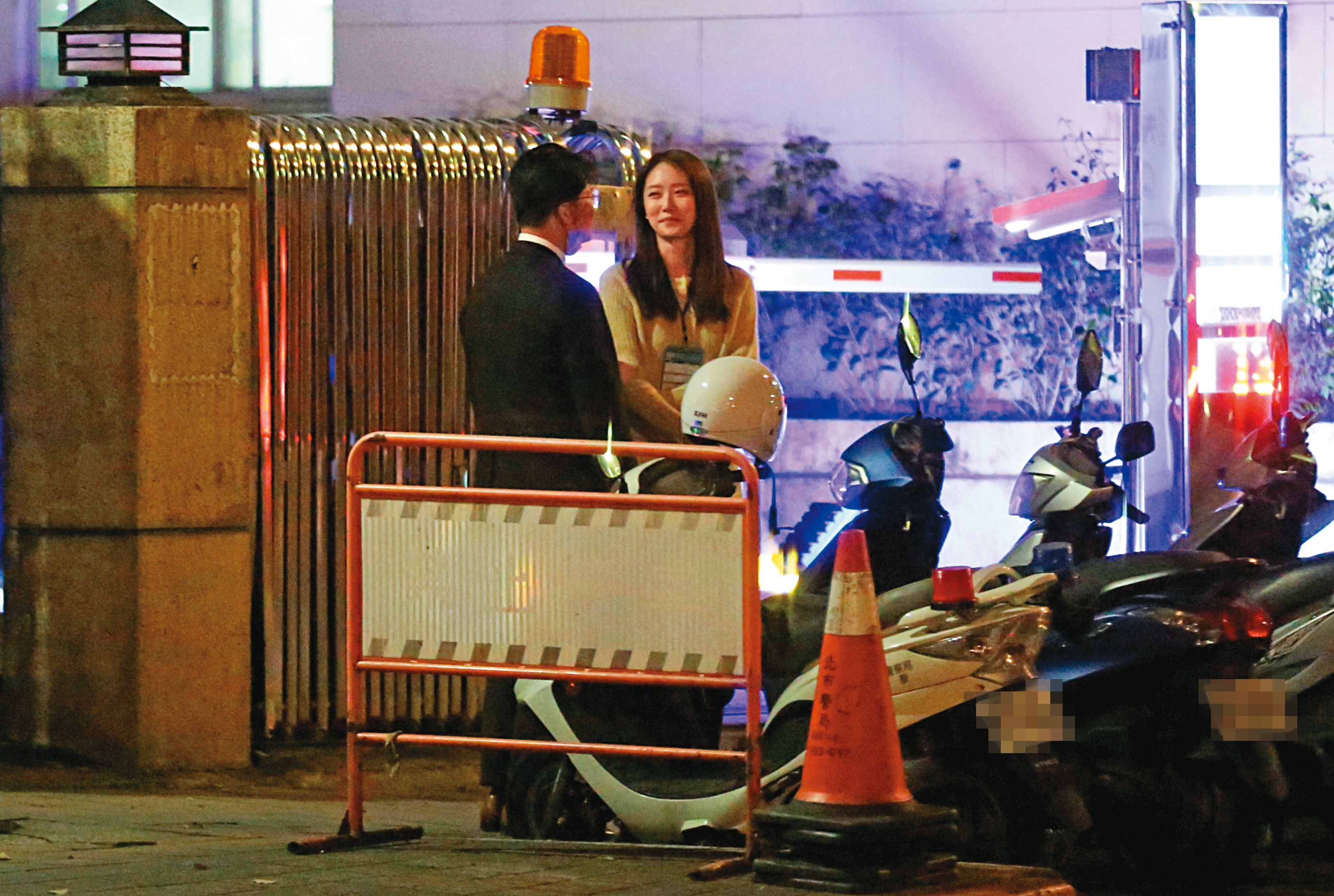 才剛升官，被高虹安延攬的謝泊泓，被本刊直擊與民眾黨人妻黨工林宜萱有婚外情。圖為2人在外抽菸。（本刊資料照）