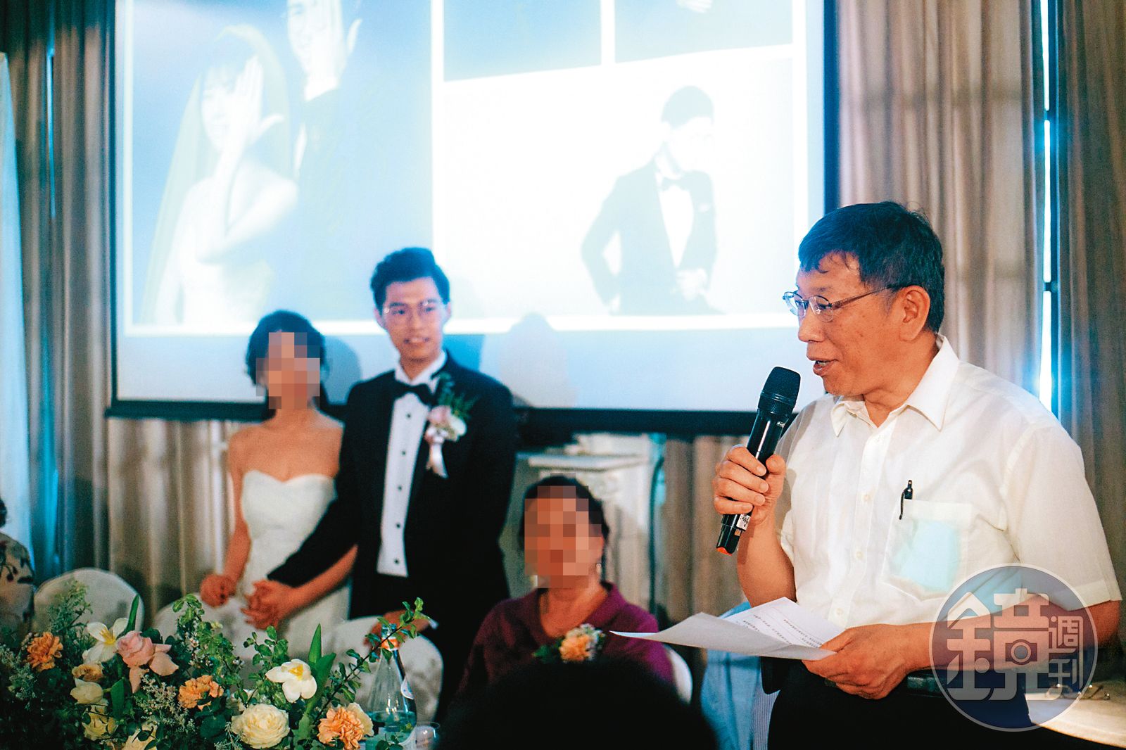 謝泊泓（左2）當年與妻子的婚宴，柯文哲還到場致詞祝賀。（讀者提供）