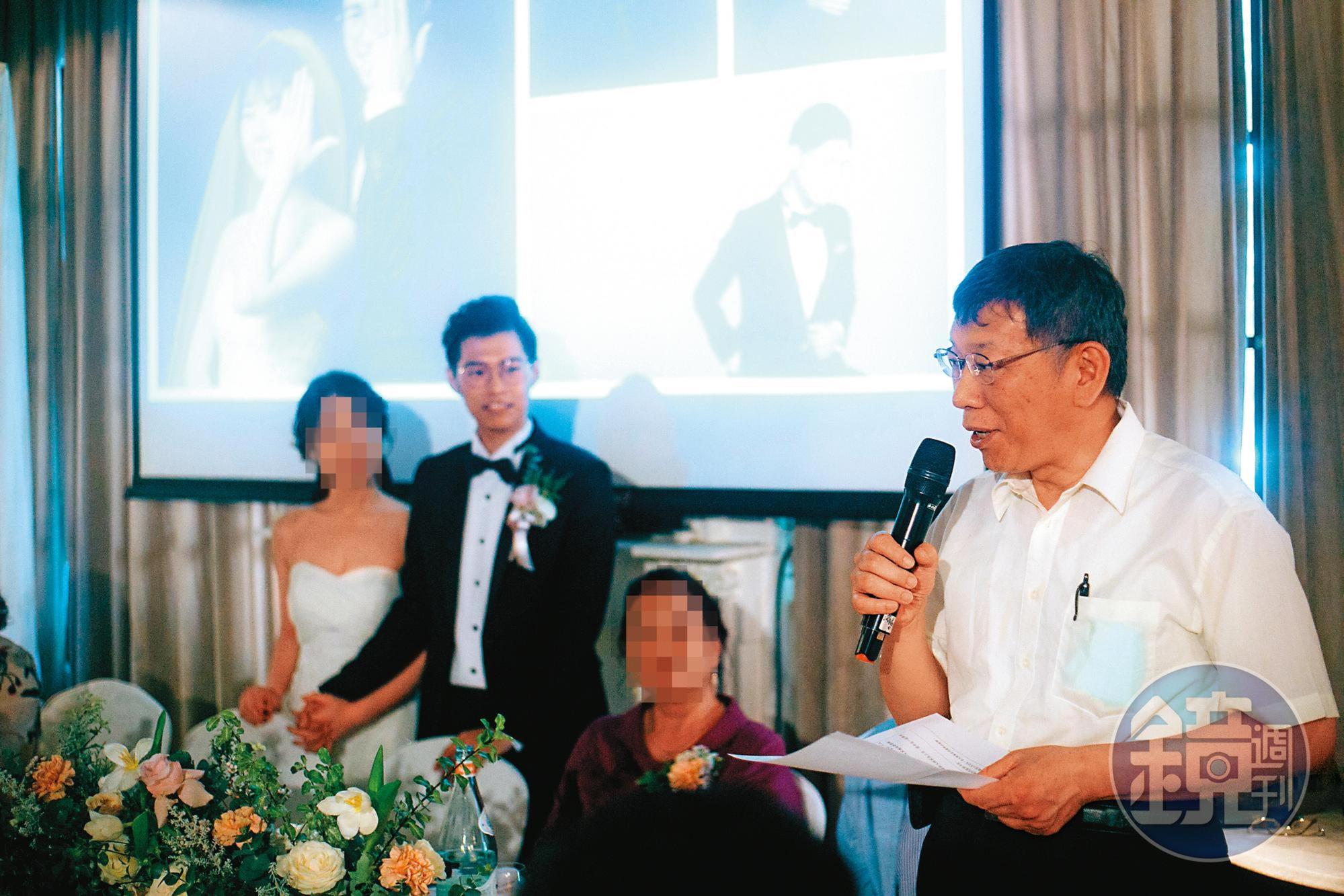 謝泊泓（左2）當年與妻子的婚宴，柯文哲還到場致詞祝賀。（讀者提供）