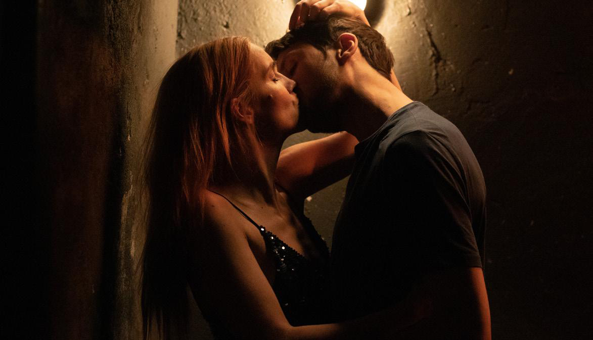 男女主角玩起試探情欲界線的性愛遊戲,與不認識的對象恣意享受歡樂。(天馬行空)