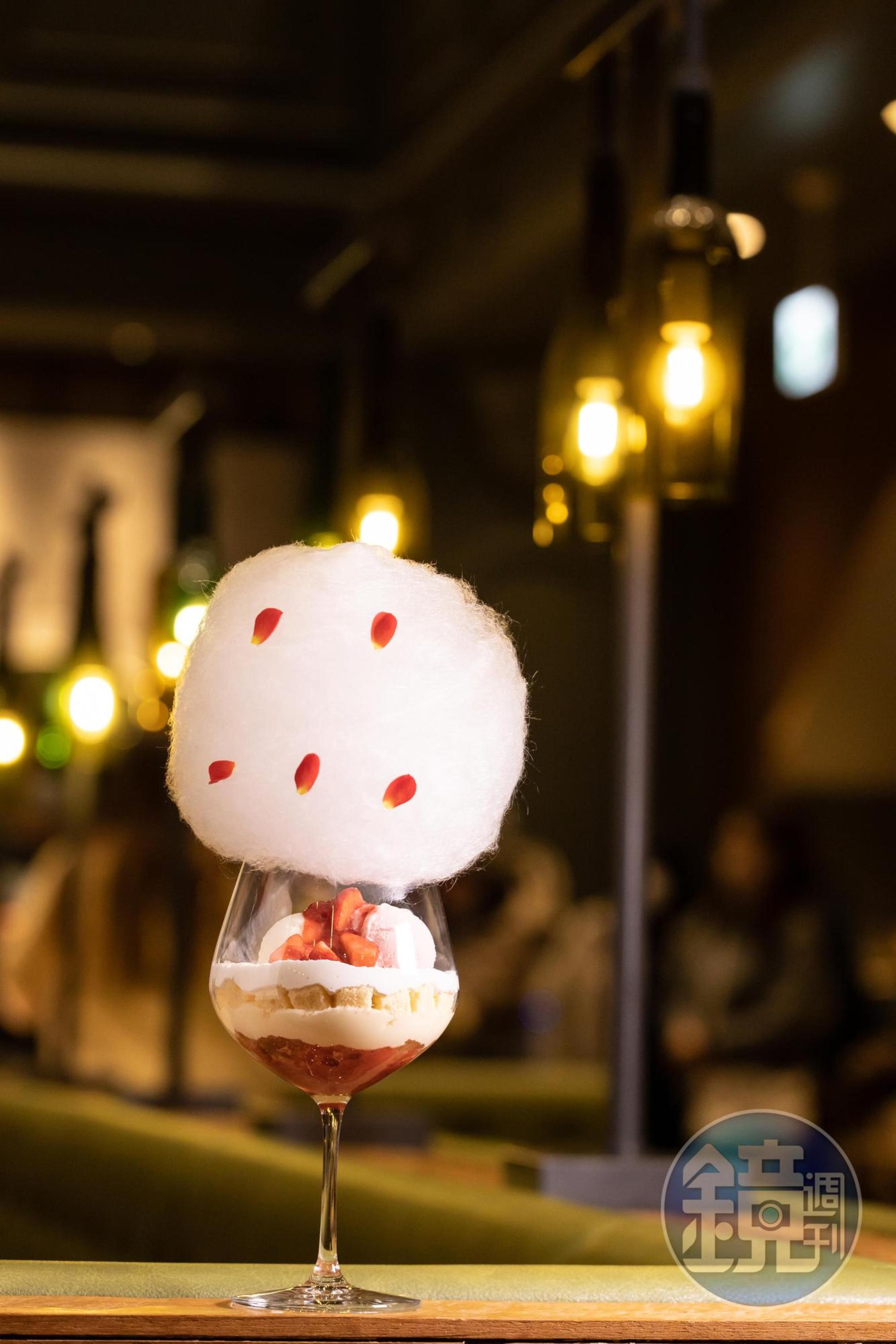 「OMO CAFE&BAR」晚上還供應「棉花糖草莓夜聖代」。（1,000日圓／份，約NT$237）