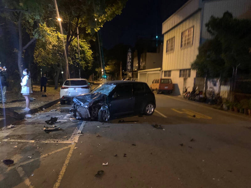 劉男撞倒兩部機車,造成一死重傷,接著衝撞路邊車輛,車頭全毀,於是棄車逃逸。(警方提供)